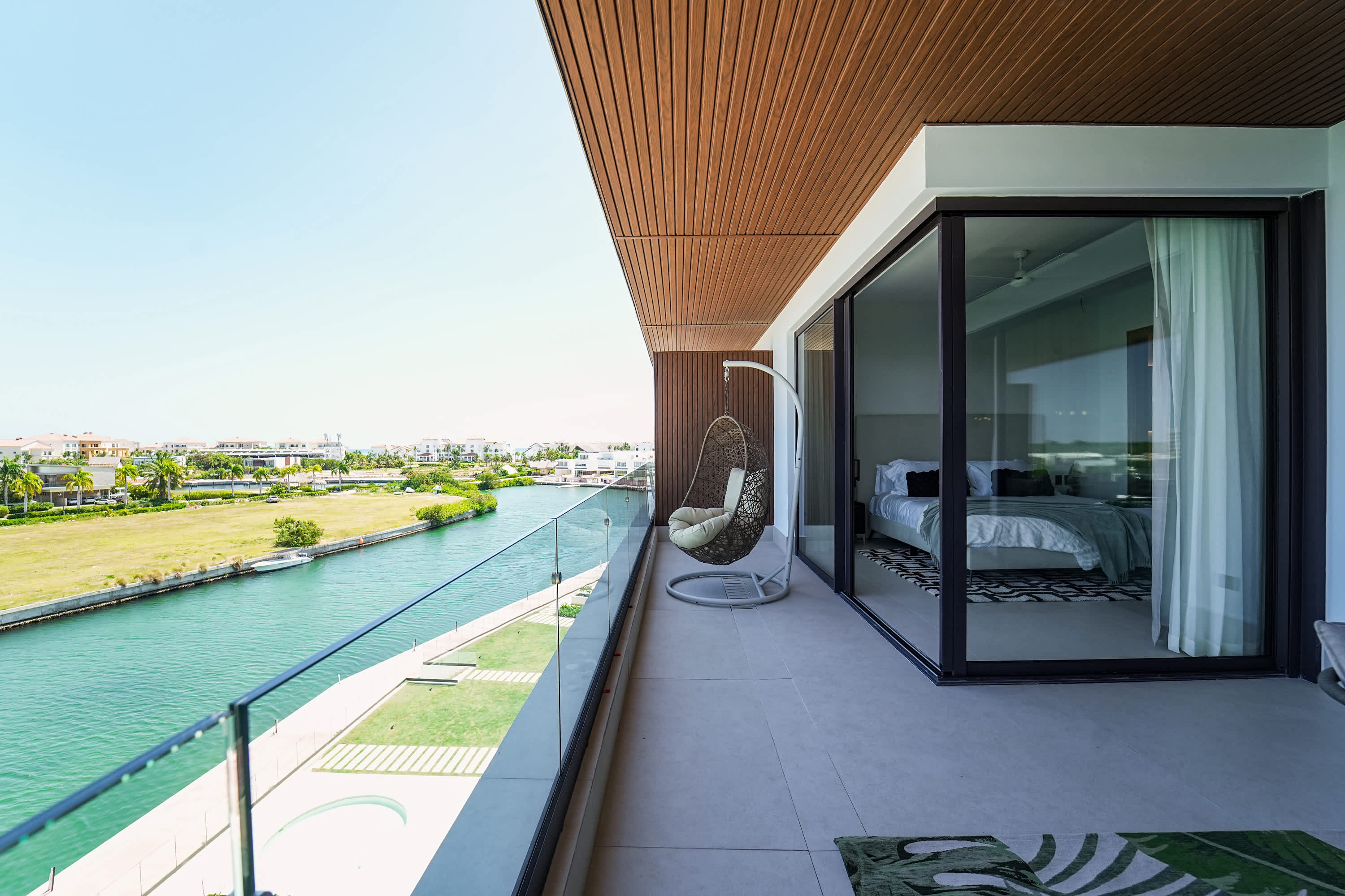 Fantastic new Penthouse w/ private rooftop and BBQ