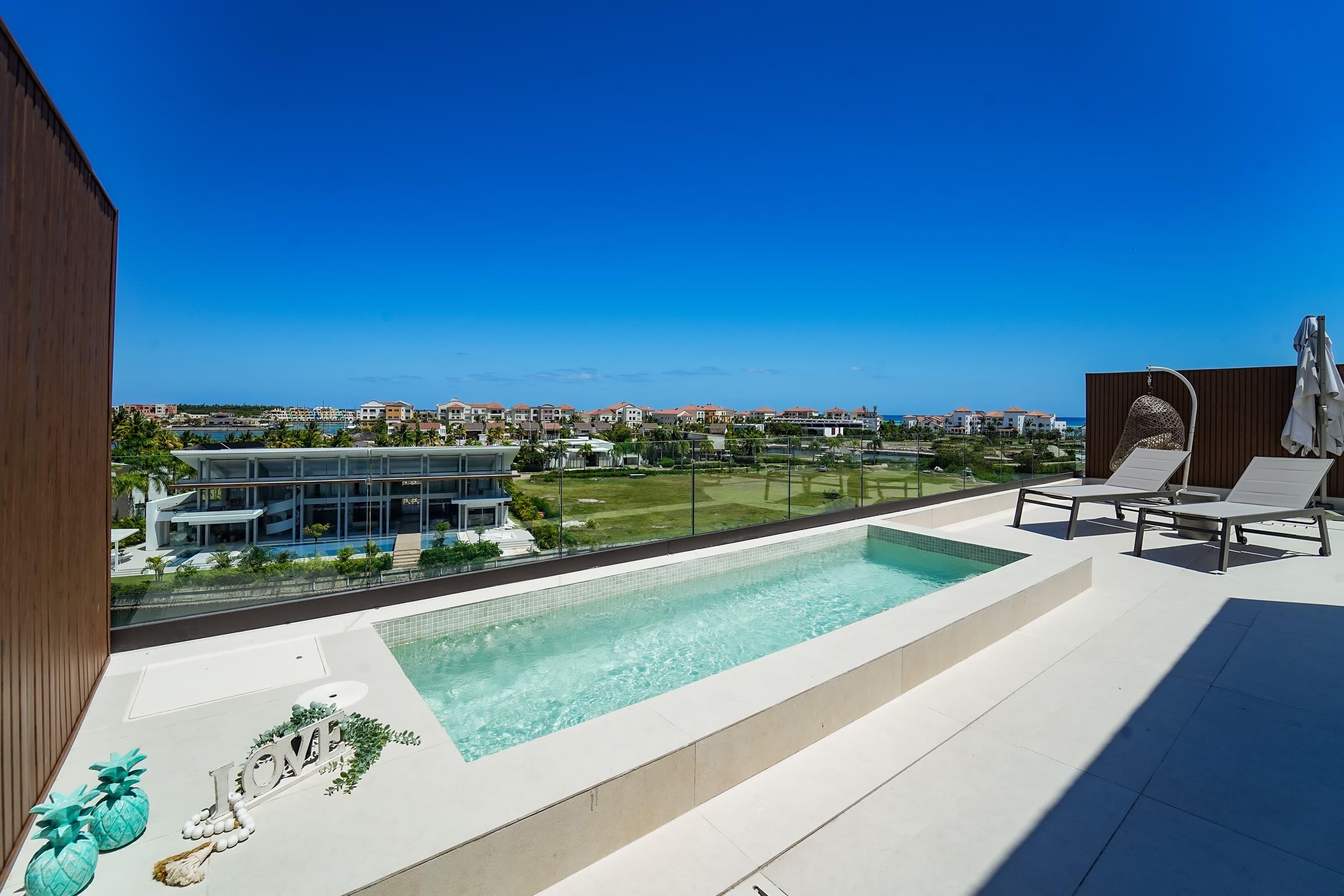Fantastic new Penthouse w/ private rooftop and BBQ