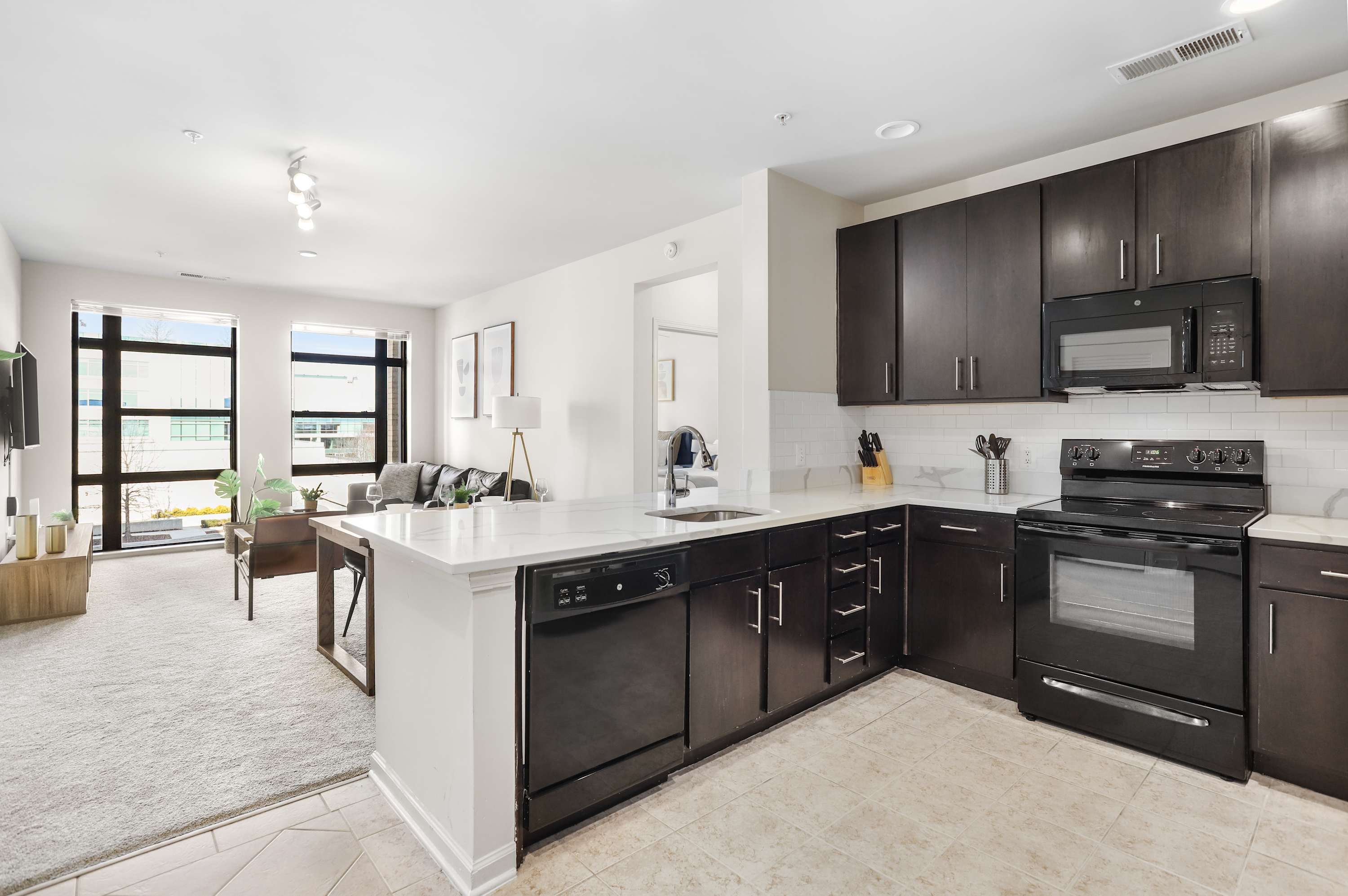 Modern Apt W Gym & Near Metro