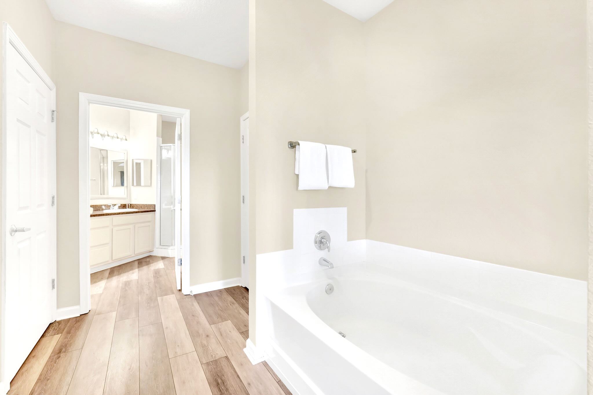 Upstay Pet Friendly Family Condo w Pool Sleeps 8 | Photo 15