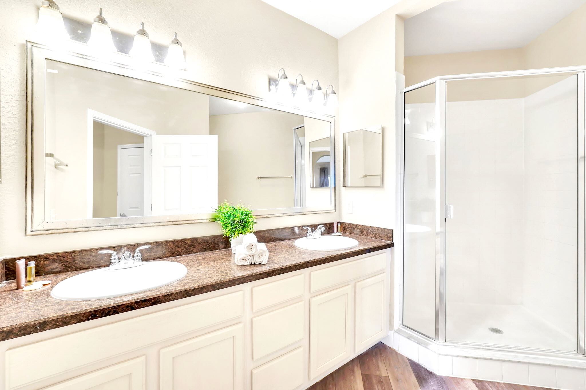 Upstay Pet Friendly Family Condo w Pool Sleeps 8 | Photo 16