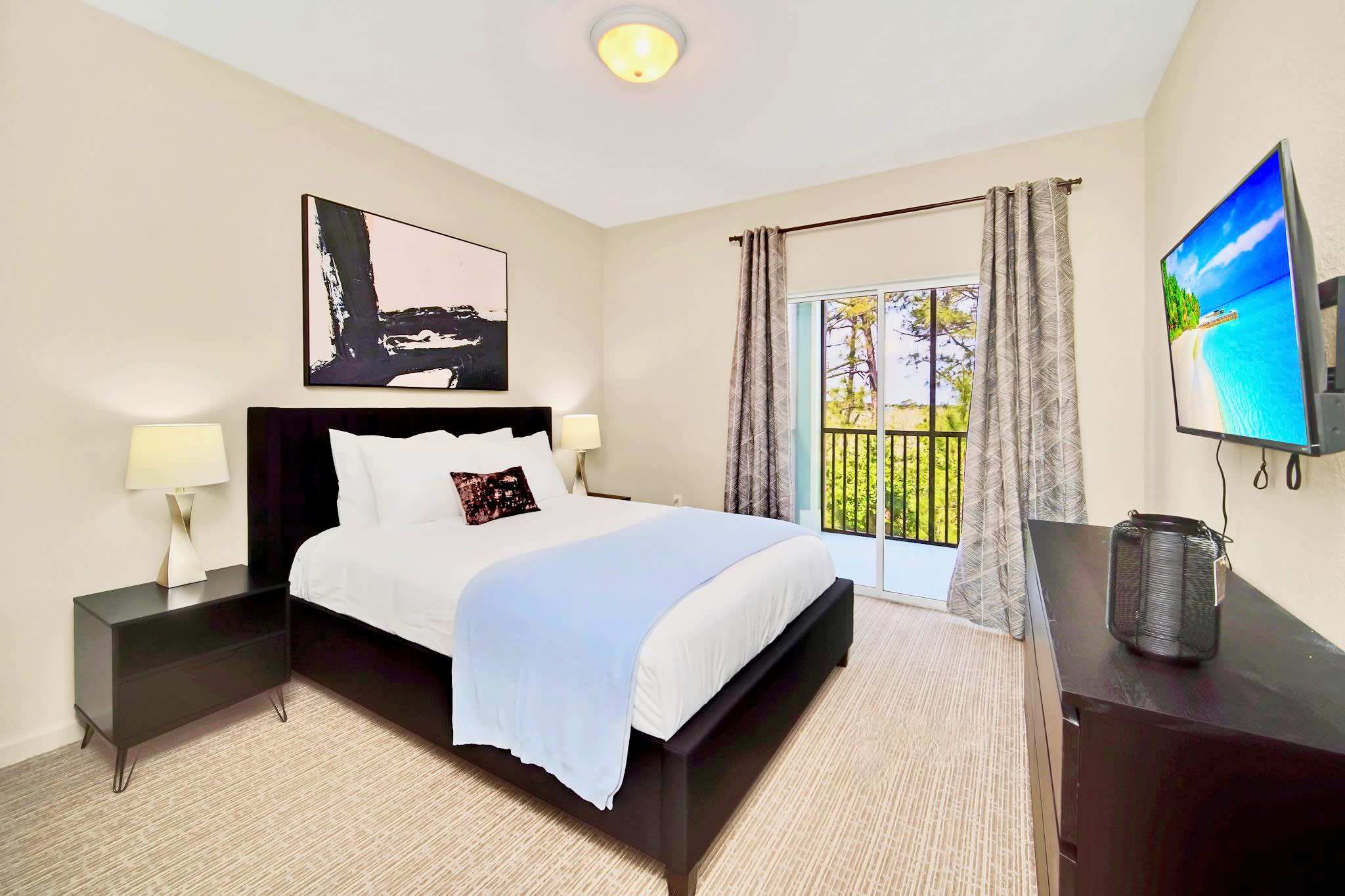 Queen bedroom with smart TV and en-suite bathroom