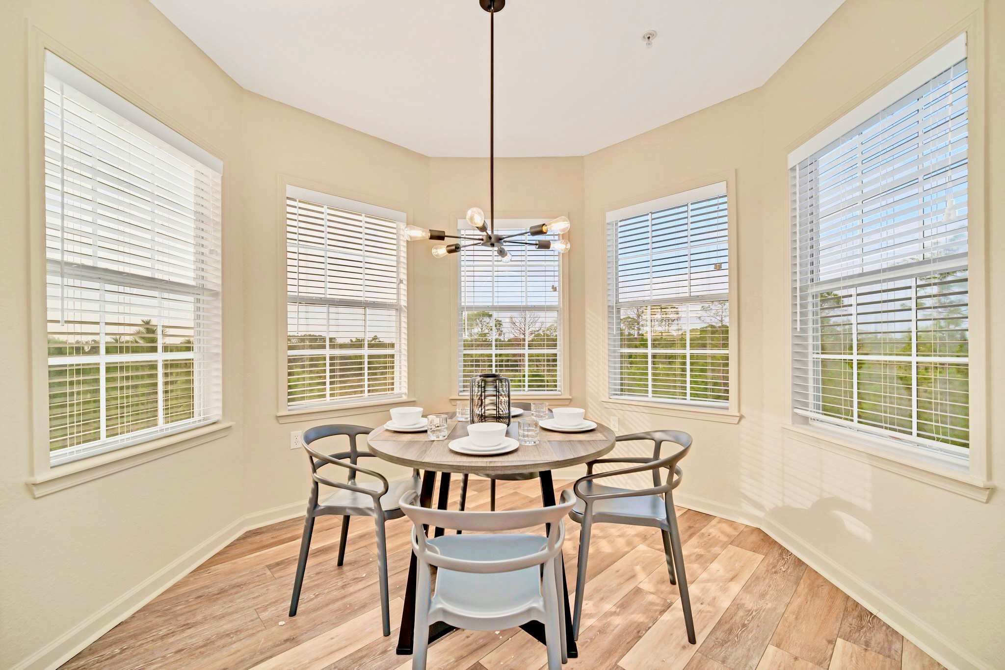 Upstay Condo w Pool Sauna Sleeps 8 | Photo 2