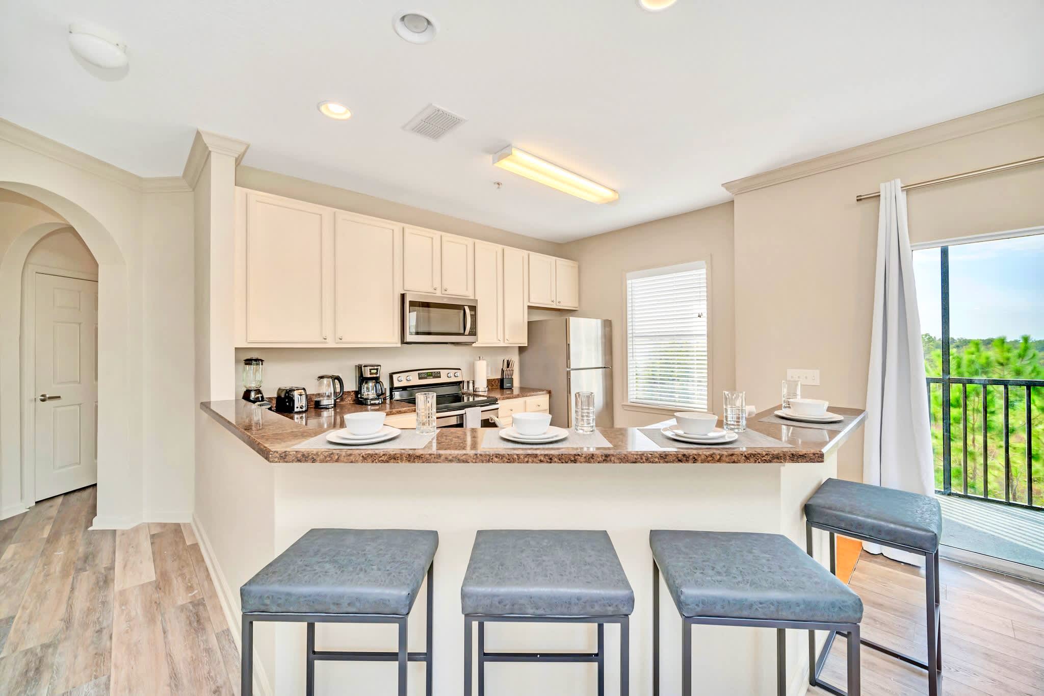 Upstay Condo w Pool Sauna Sleeps 8 | Photo 10