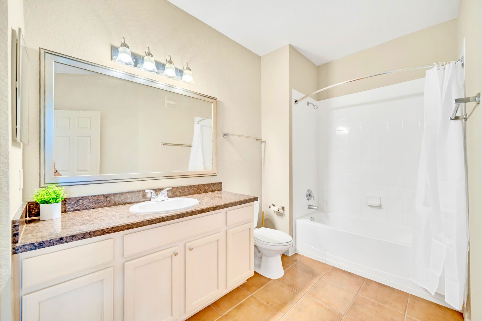 Upstay Condo w Pool Sauna Sleeps 8 | Photo 16