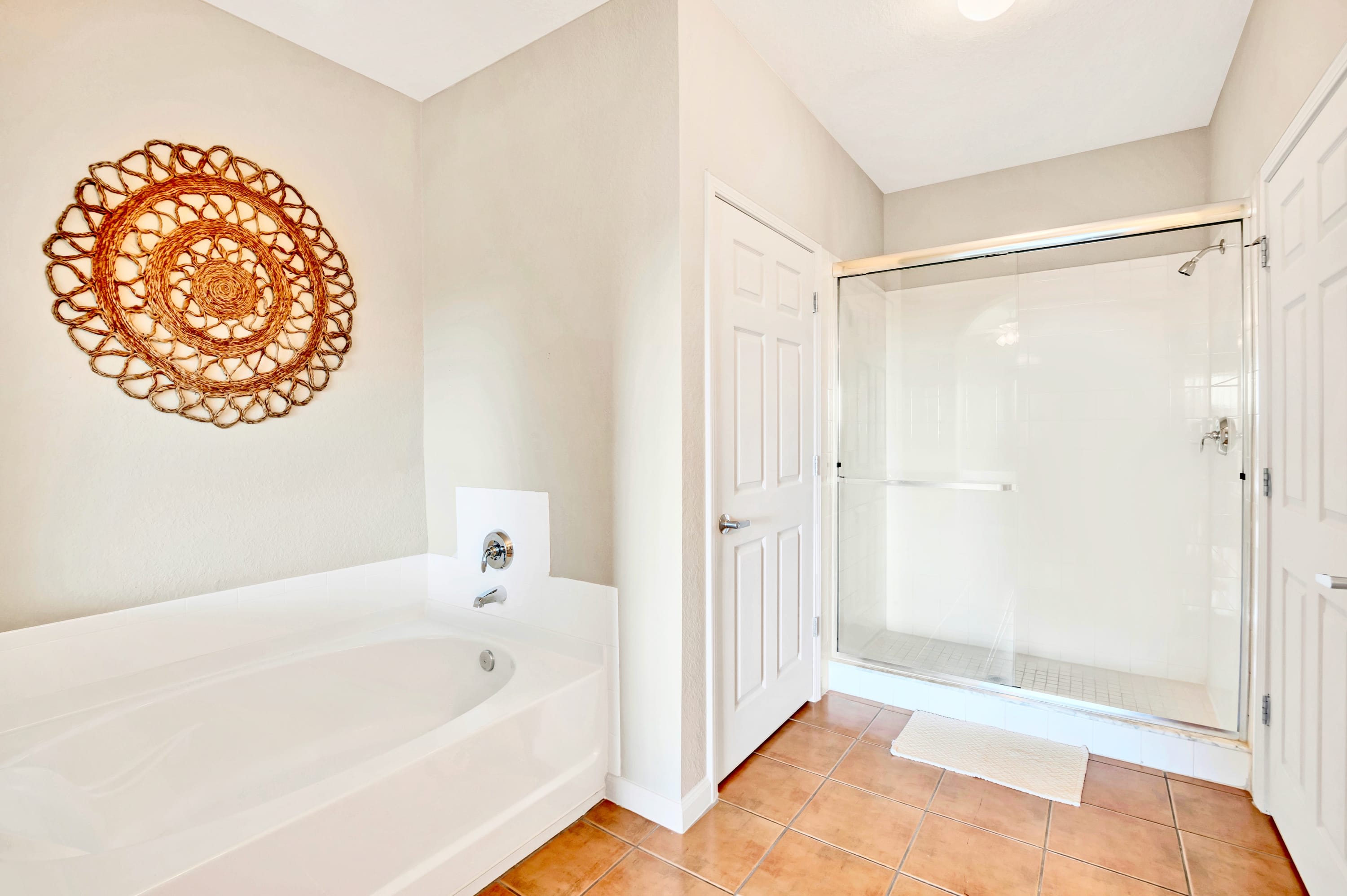 En-suite bathroom with spa-like bathtub and standing shower