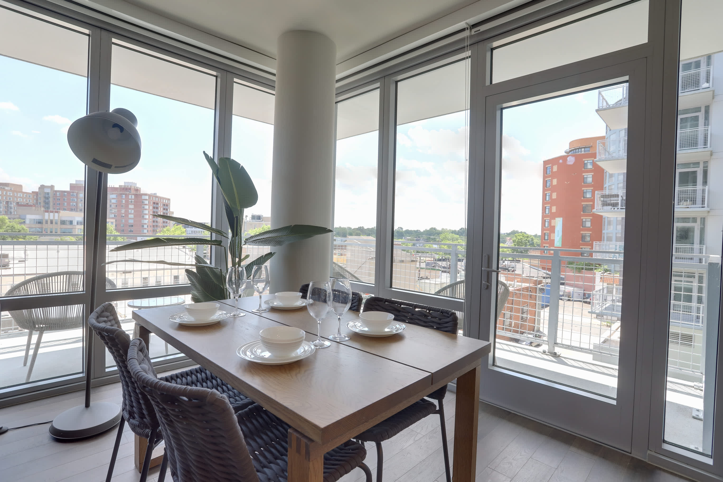 Metro-Connected Clarendon Stay - Photo 2