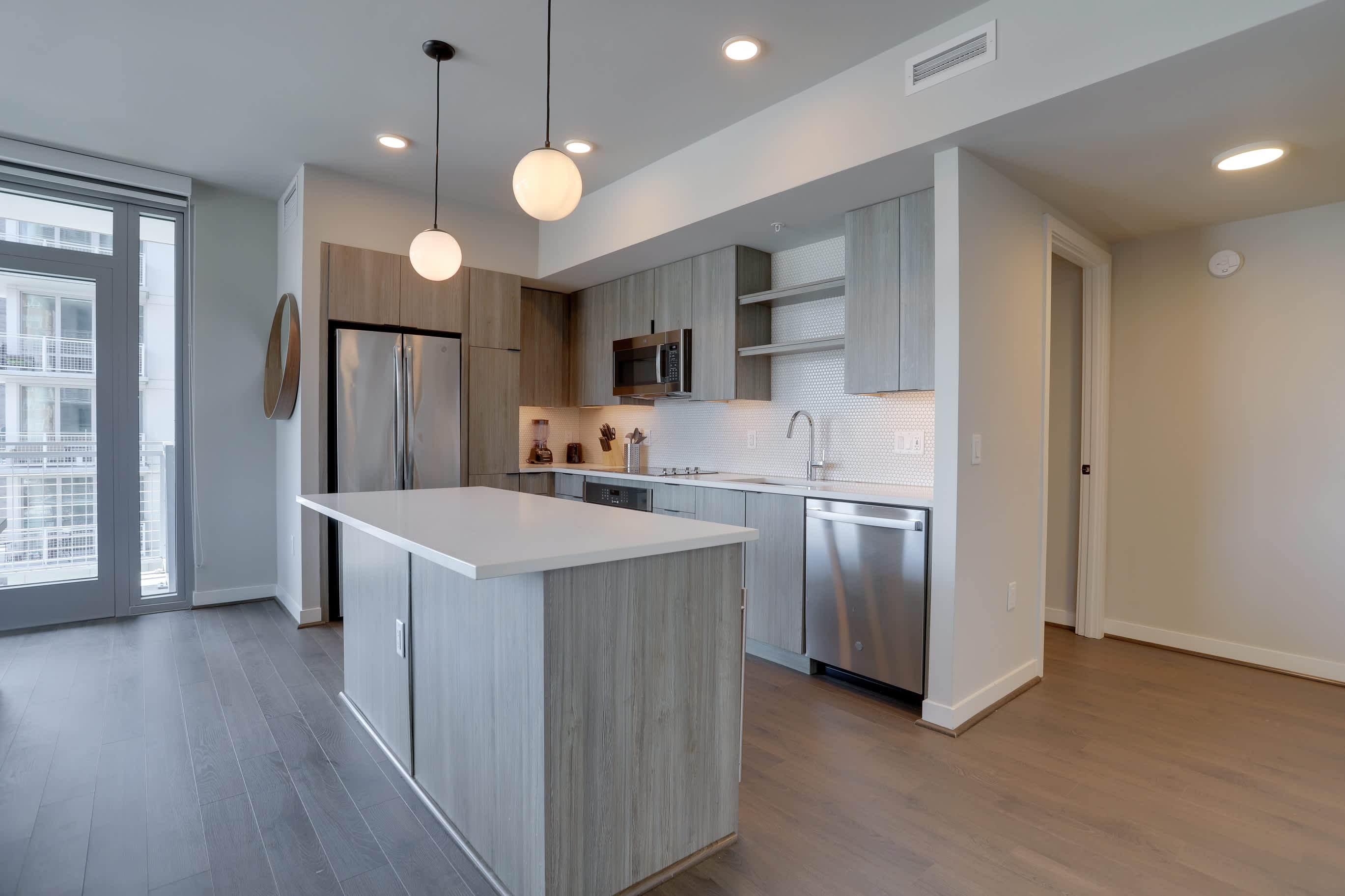 Metro-Connected Clarendon Stay - Photo 10