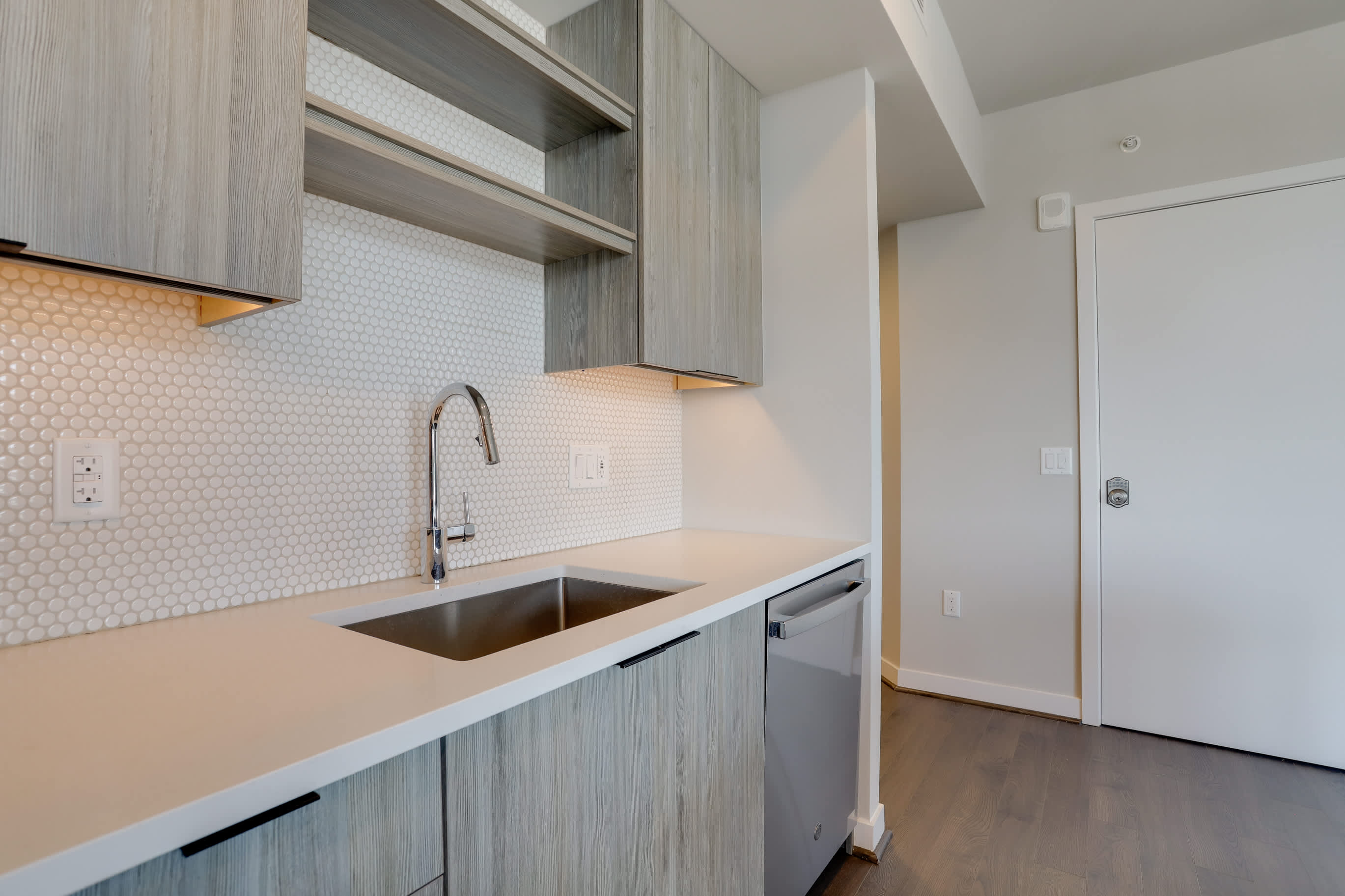 Metro-Connected Clarendon Stay - Photo 9