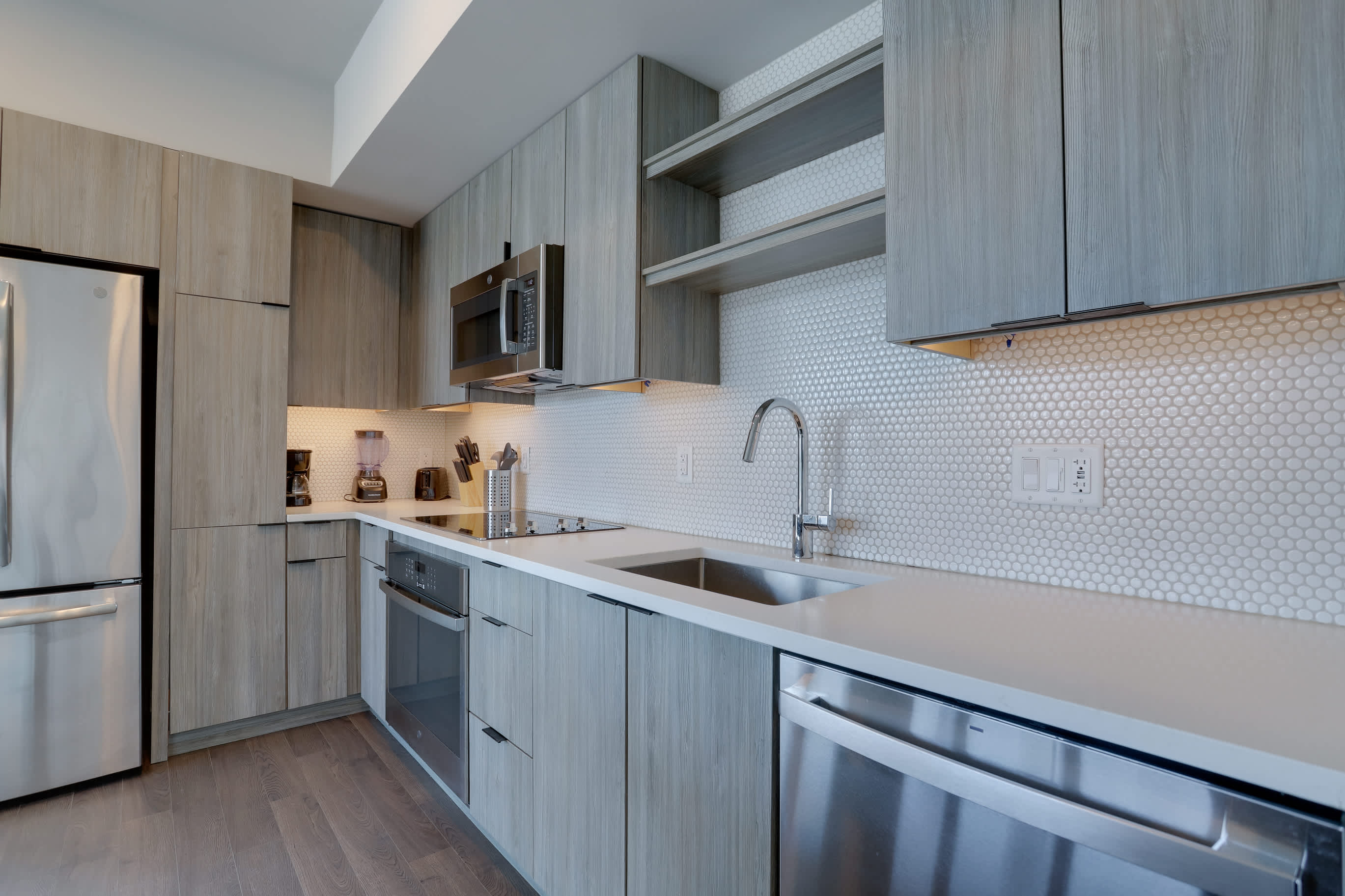 Metro-Connected Clarendon Stay - Photo 7