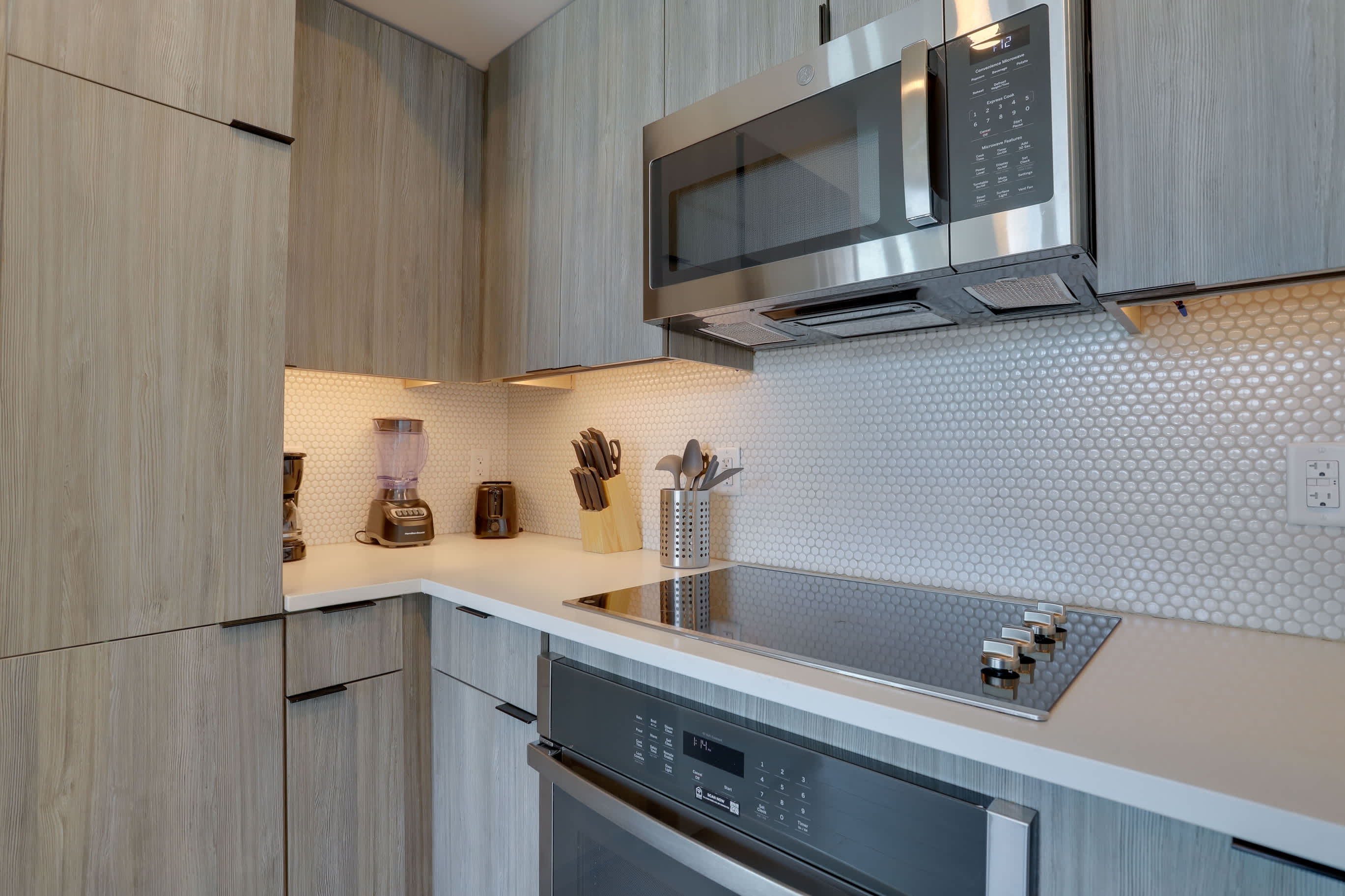 Metro-Connected Clarendon Stay - Photo 8