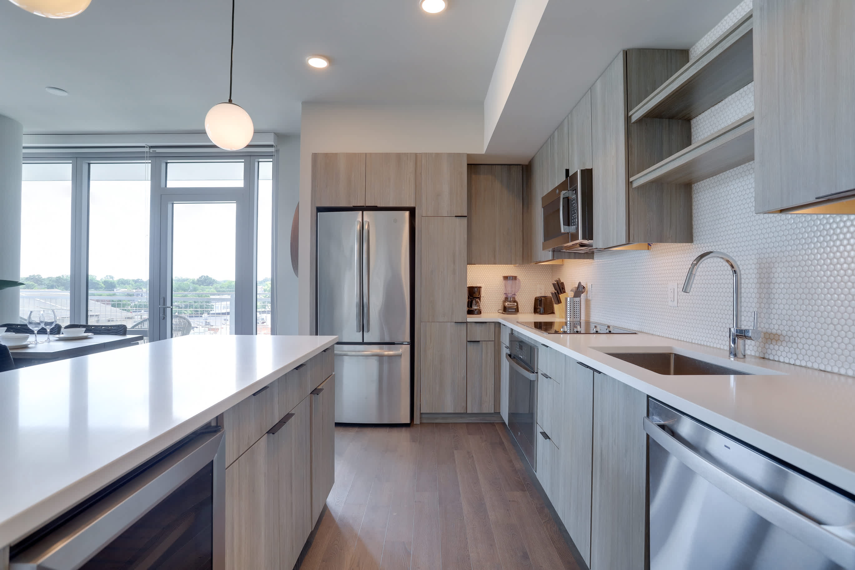 Metro-Connected Clarendon Stay - Photo 4