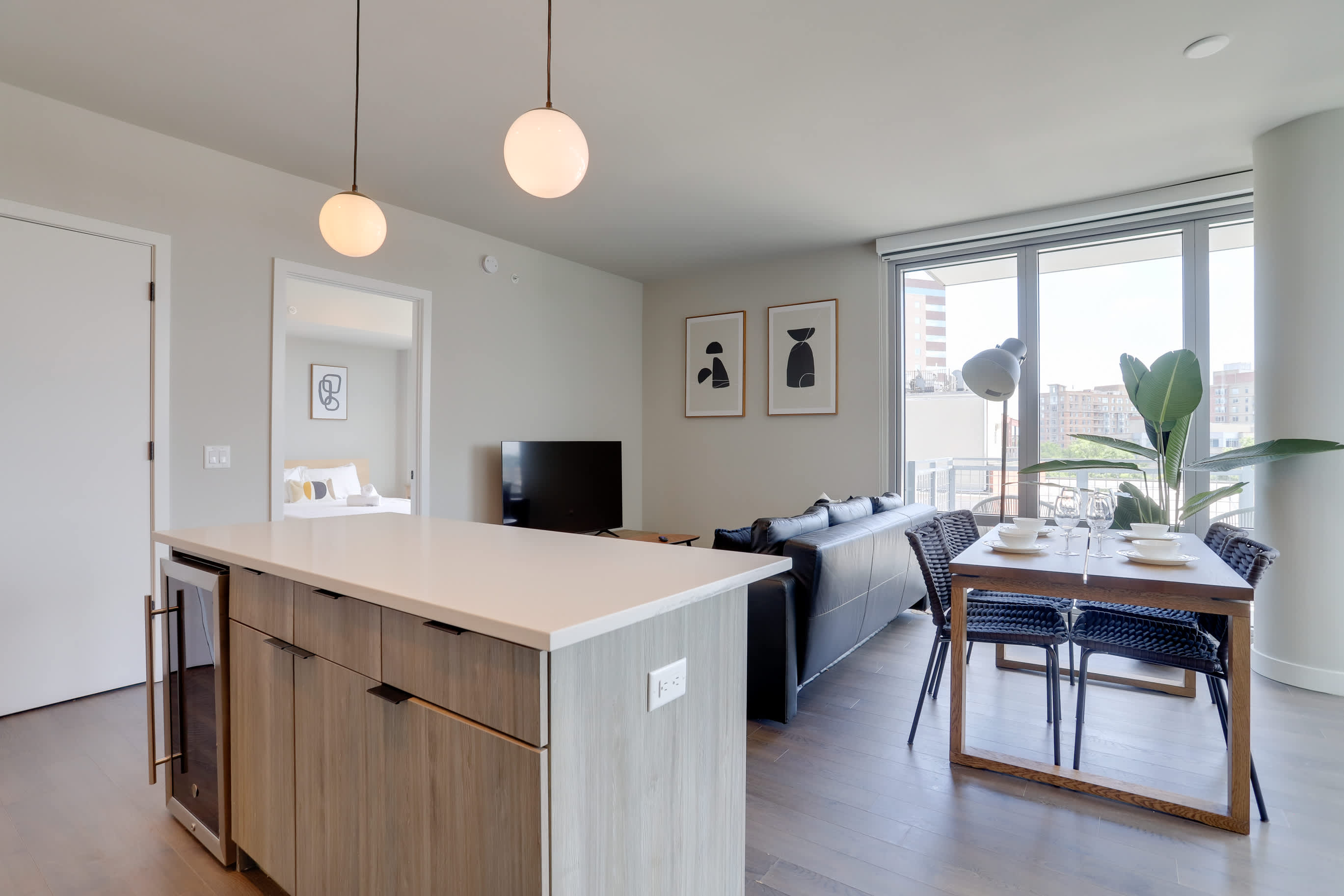 Metro-Connected Clarendon Stay - Photo 11