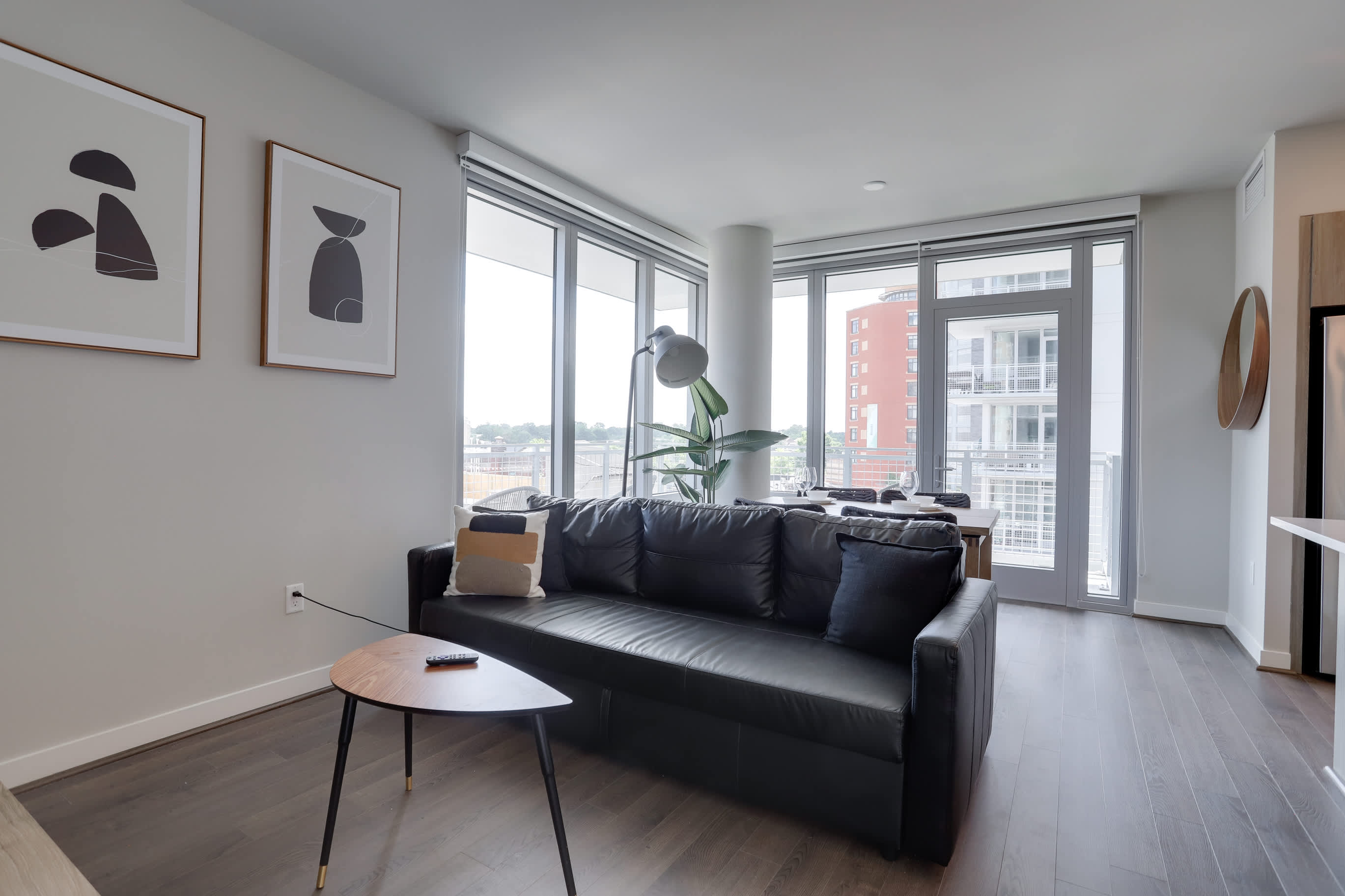 Metro-Connected Clarendon Stay - Photo 12