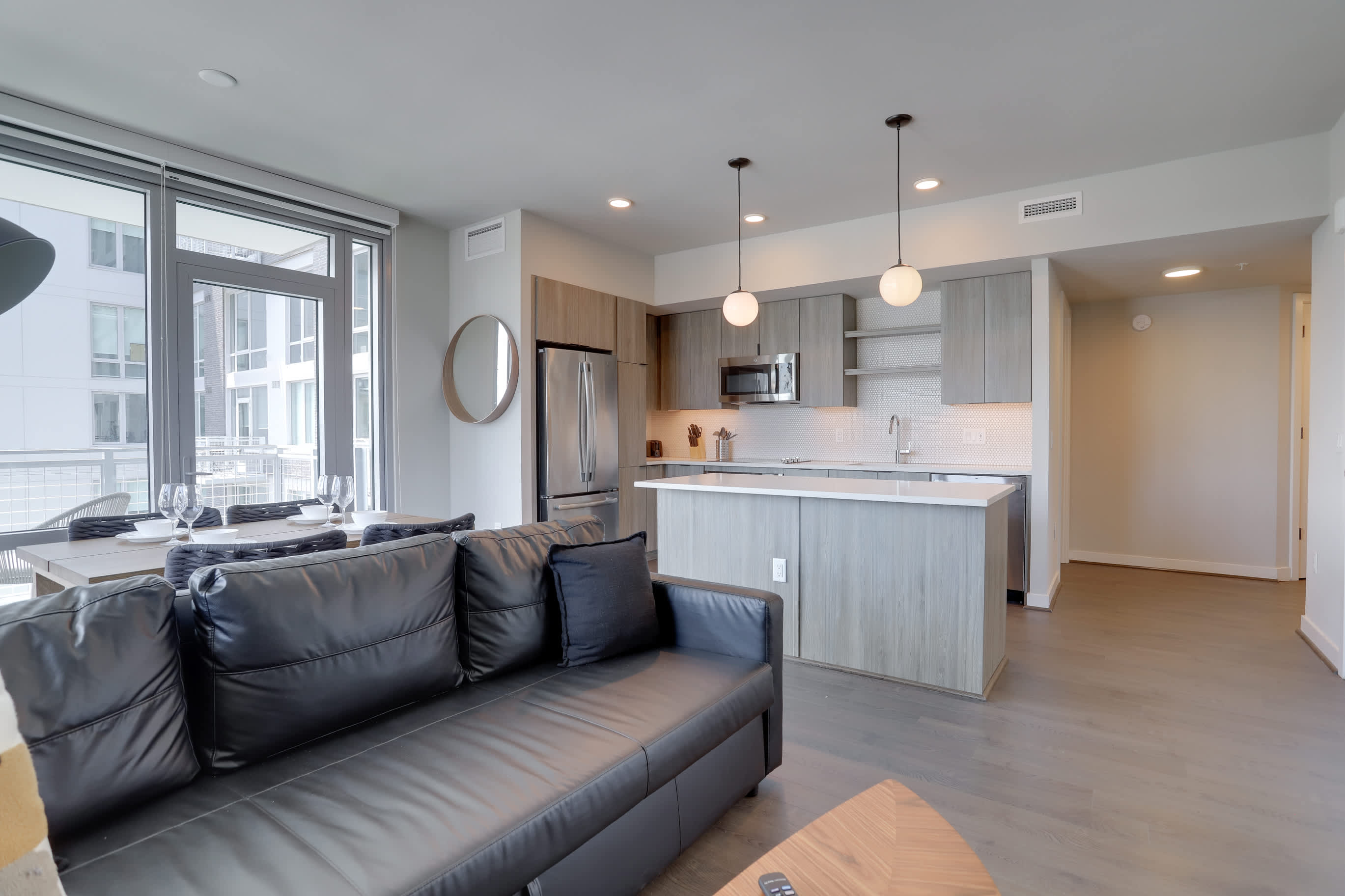 Metro-Connected Clarendon Stay - Photo 1