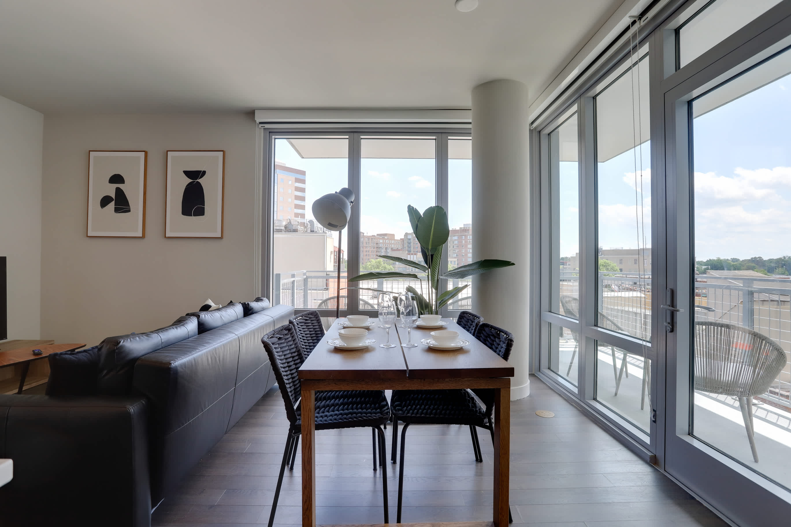 Metro-Connected Clarendon Stay - Photo 14