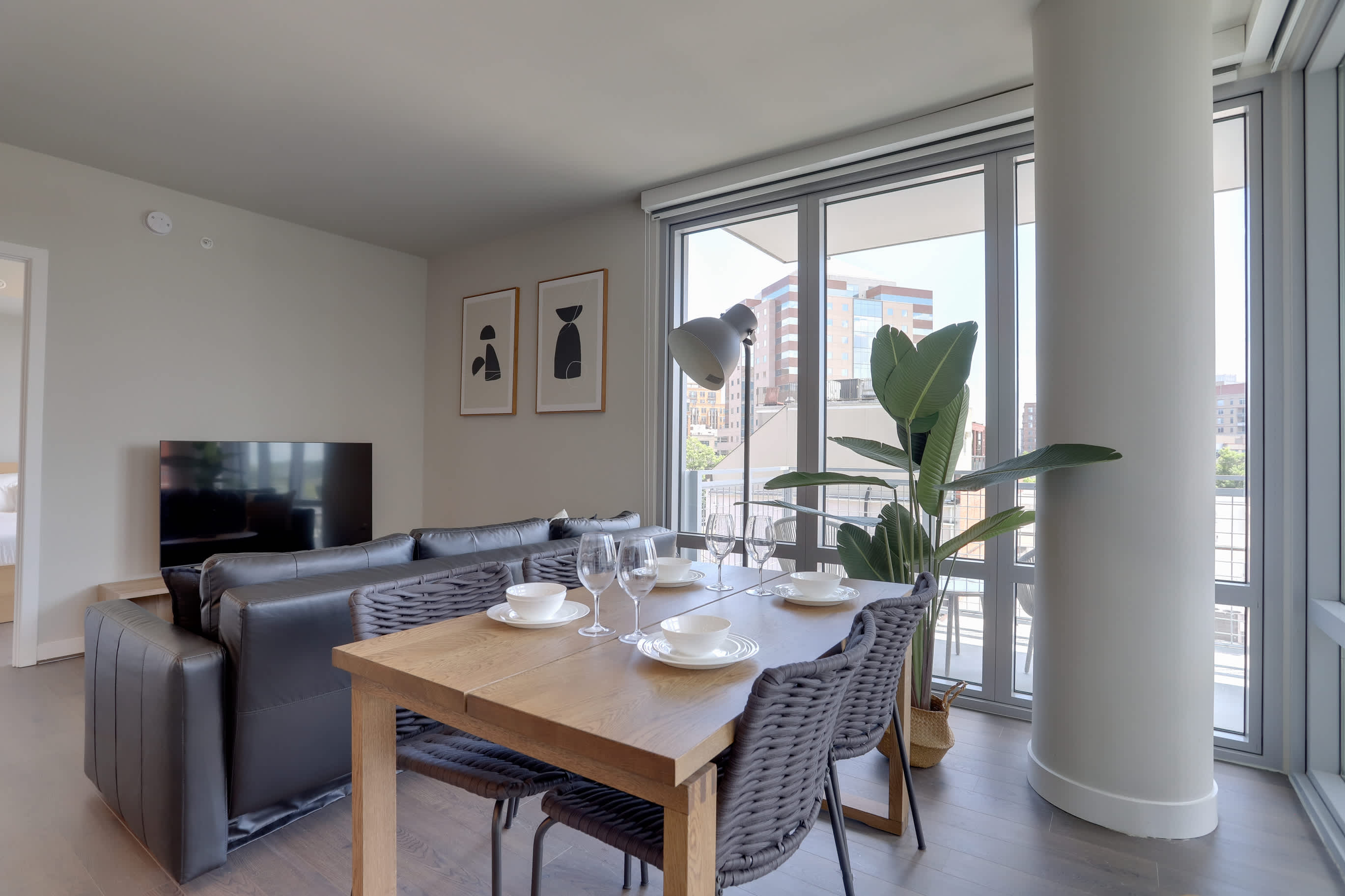 Metro-Connected Clarendon Stay - Photo 15