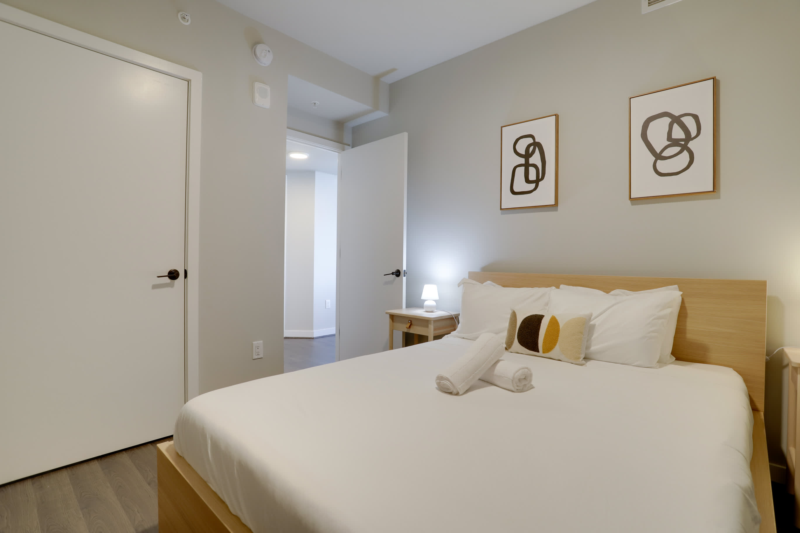 Metro-Connected Clarendon Stay - Photo 16