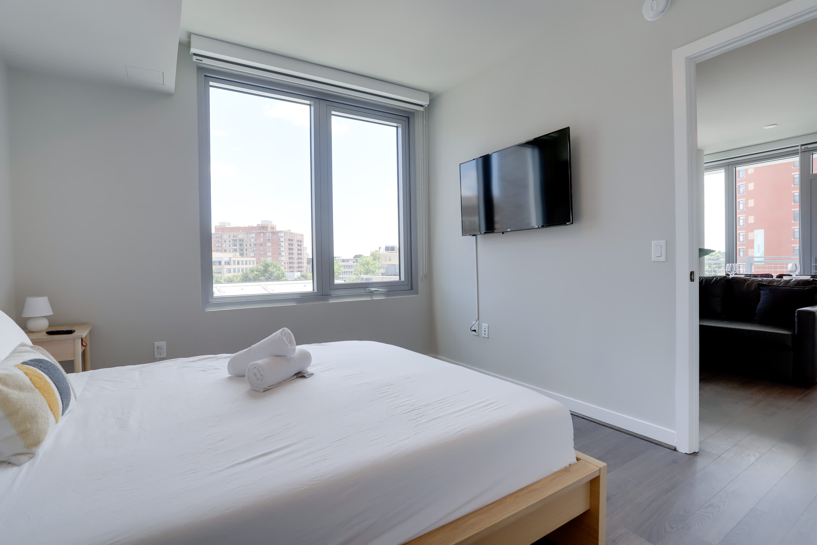 Metro-Connected Clarendon Stay - Photo 20