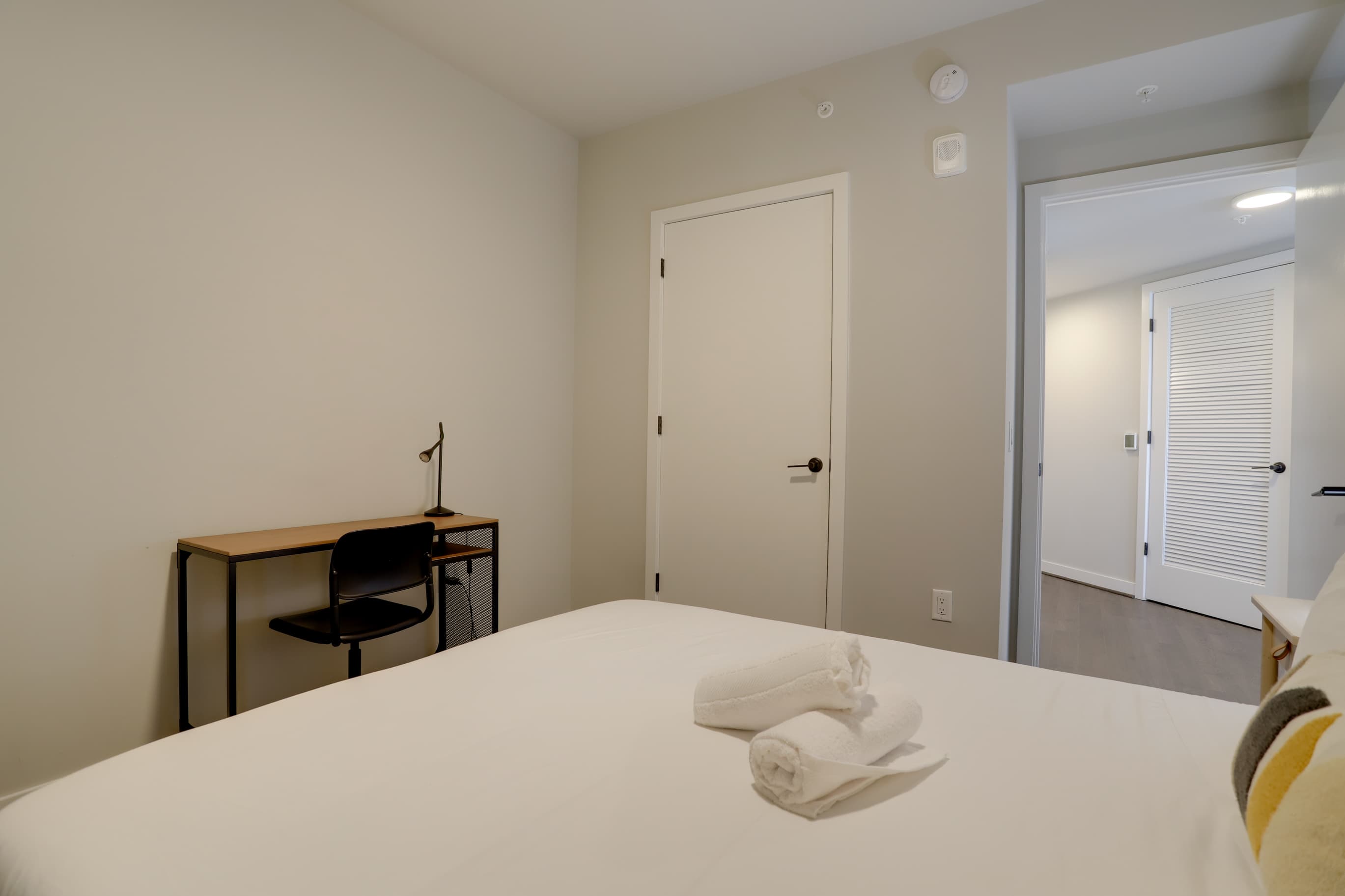 Metro-Connected Clarendon Stay - Photo 17