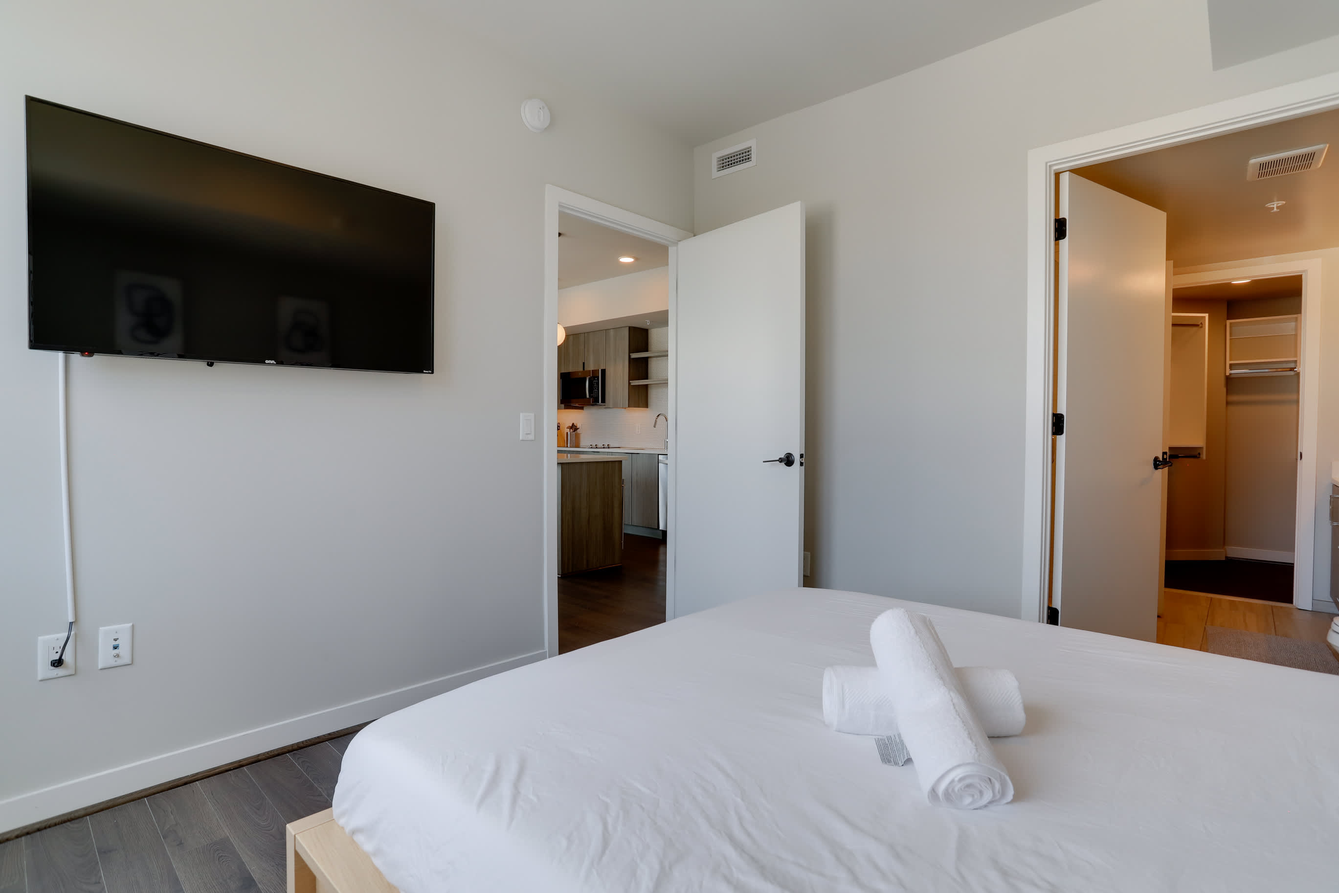 Metro-Connected Clarendon Stay - Photo 21