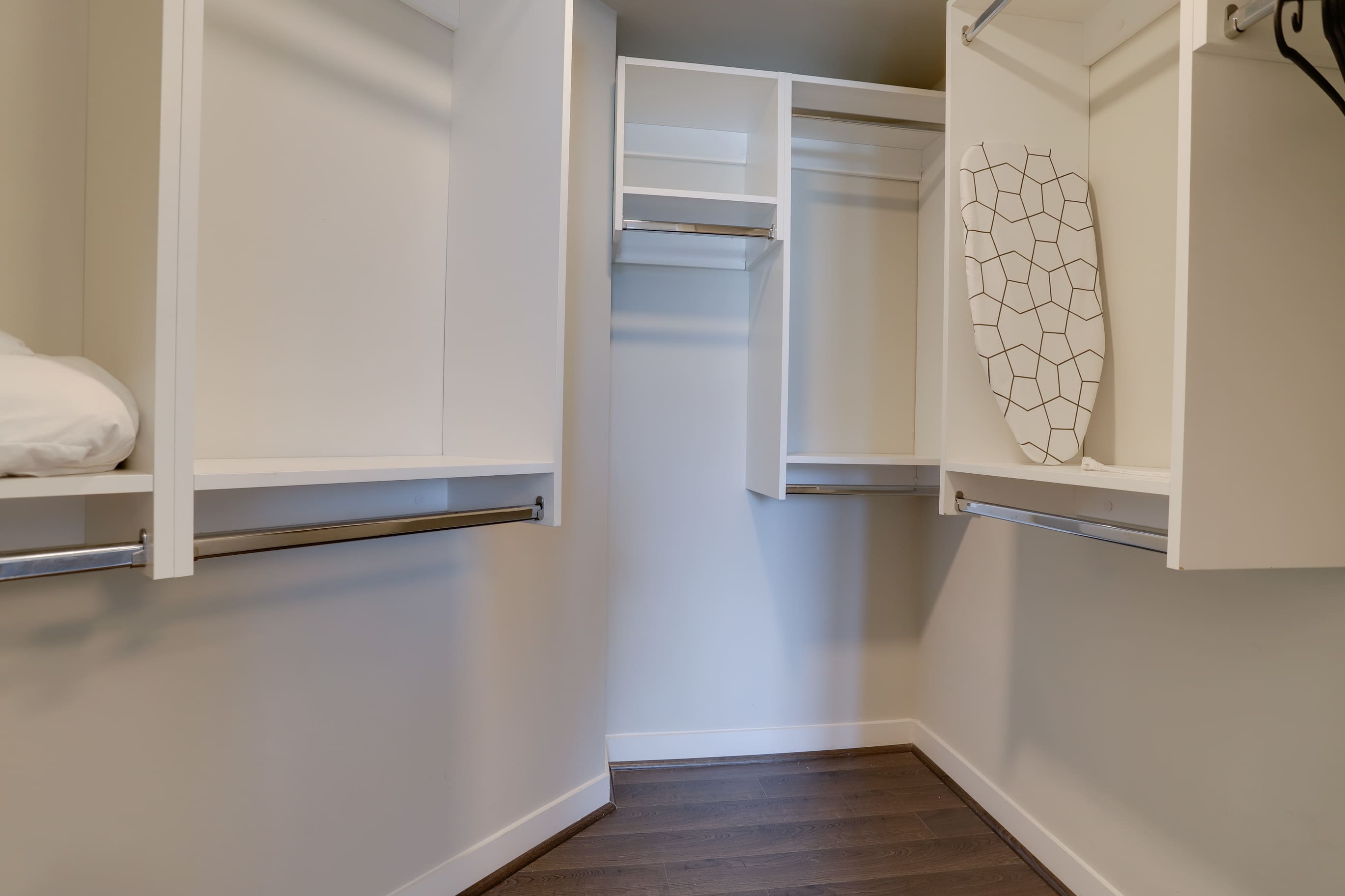 Metro-Connected Clarendon Stay - Photo 23