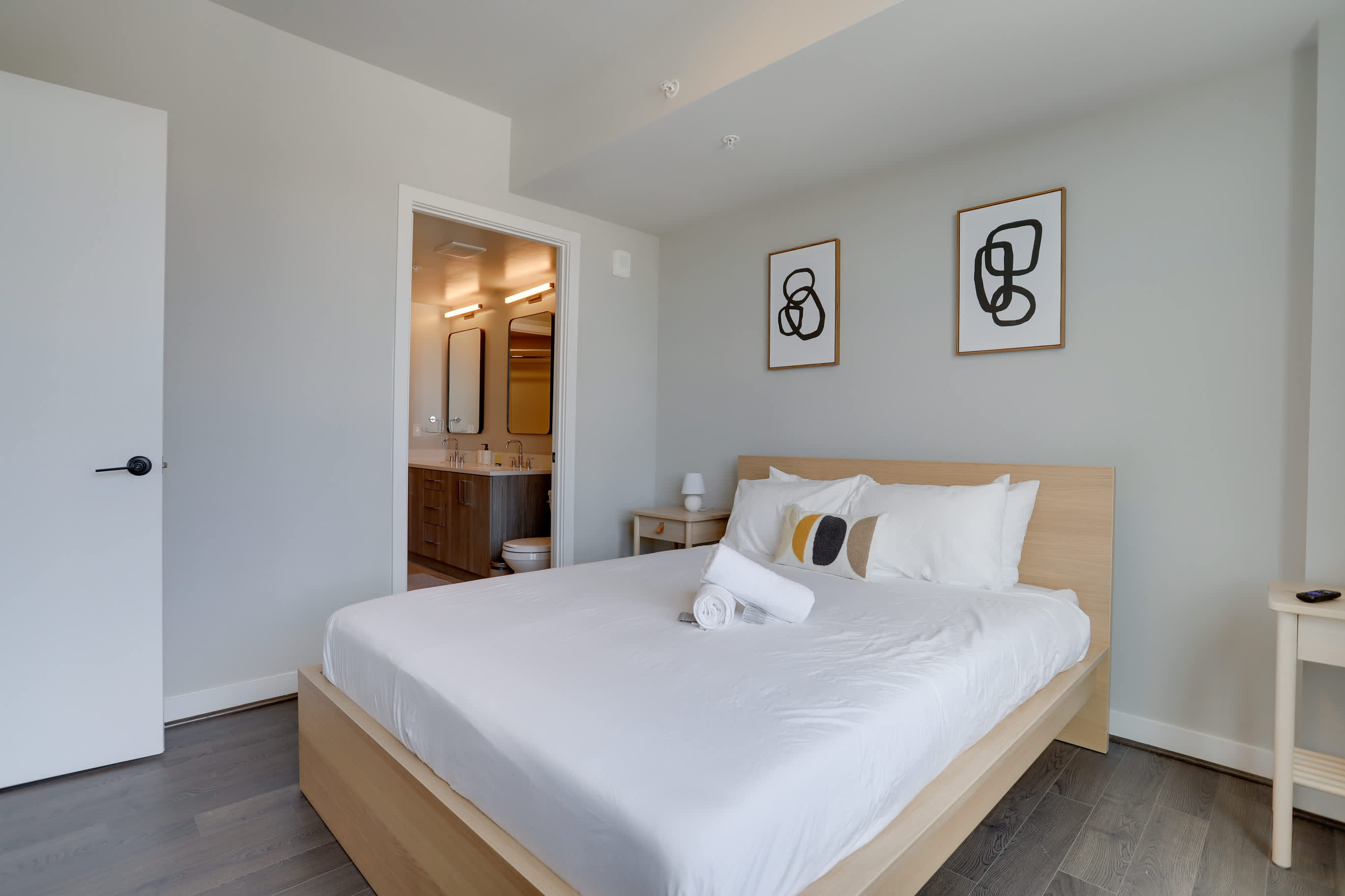 Metro-Connected Clarendon Stay - Photo 22