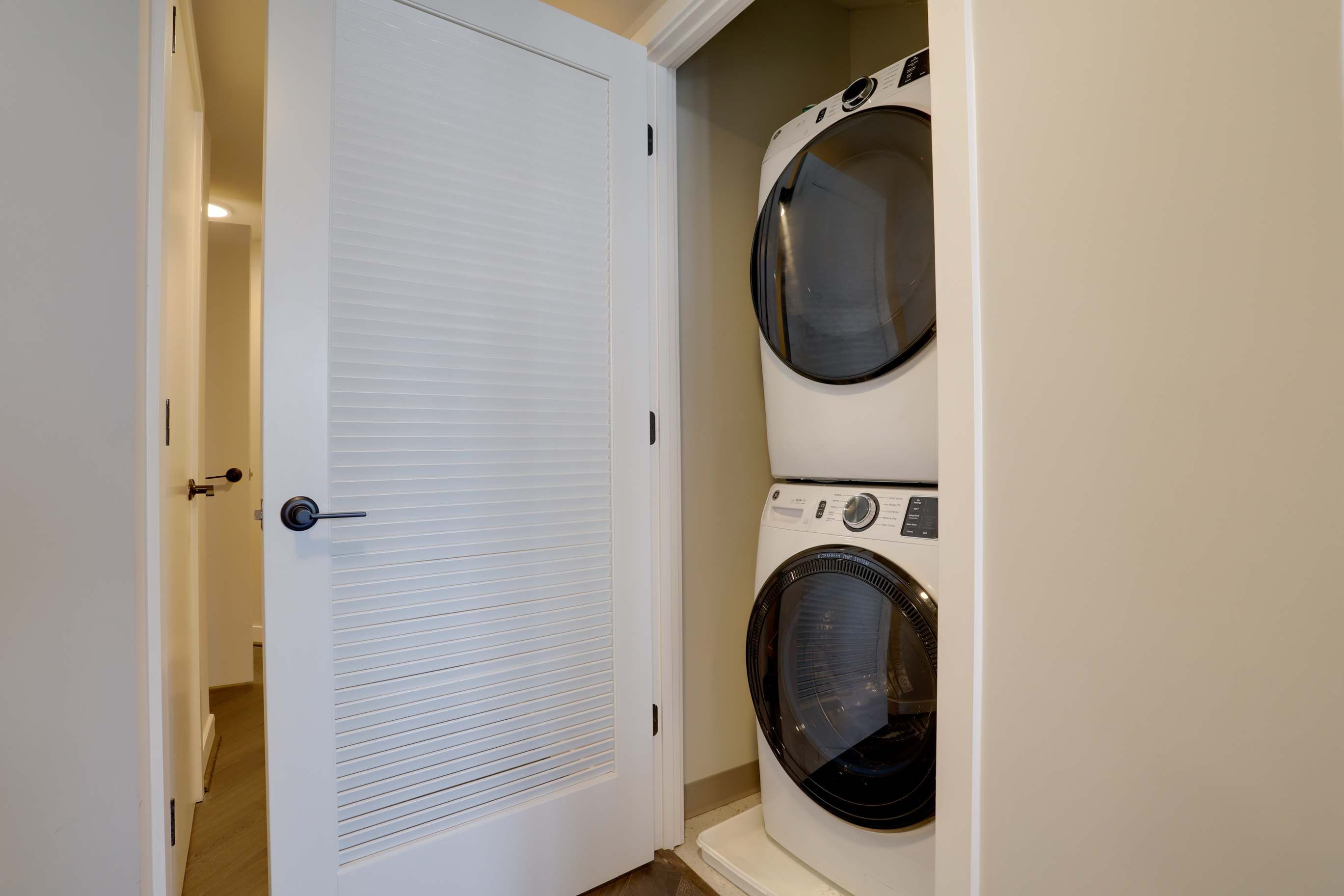 Metro-Connected Clarendon Stay - Photo 24