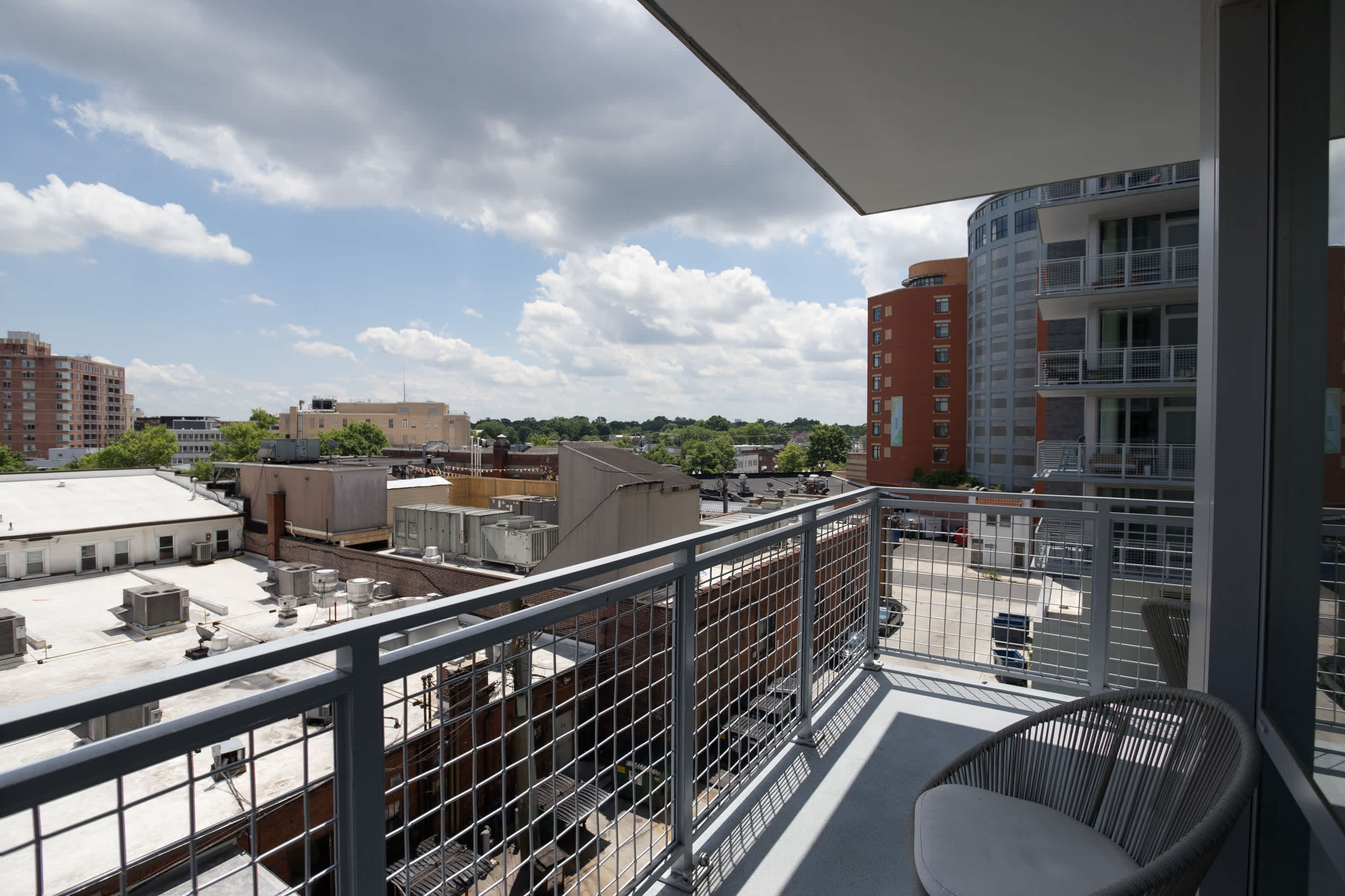 Metro-Connected Clarendon Stay - Photo 26