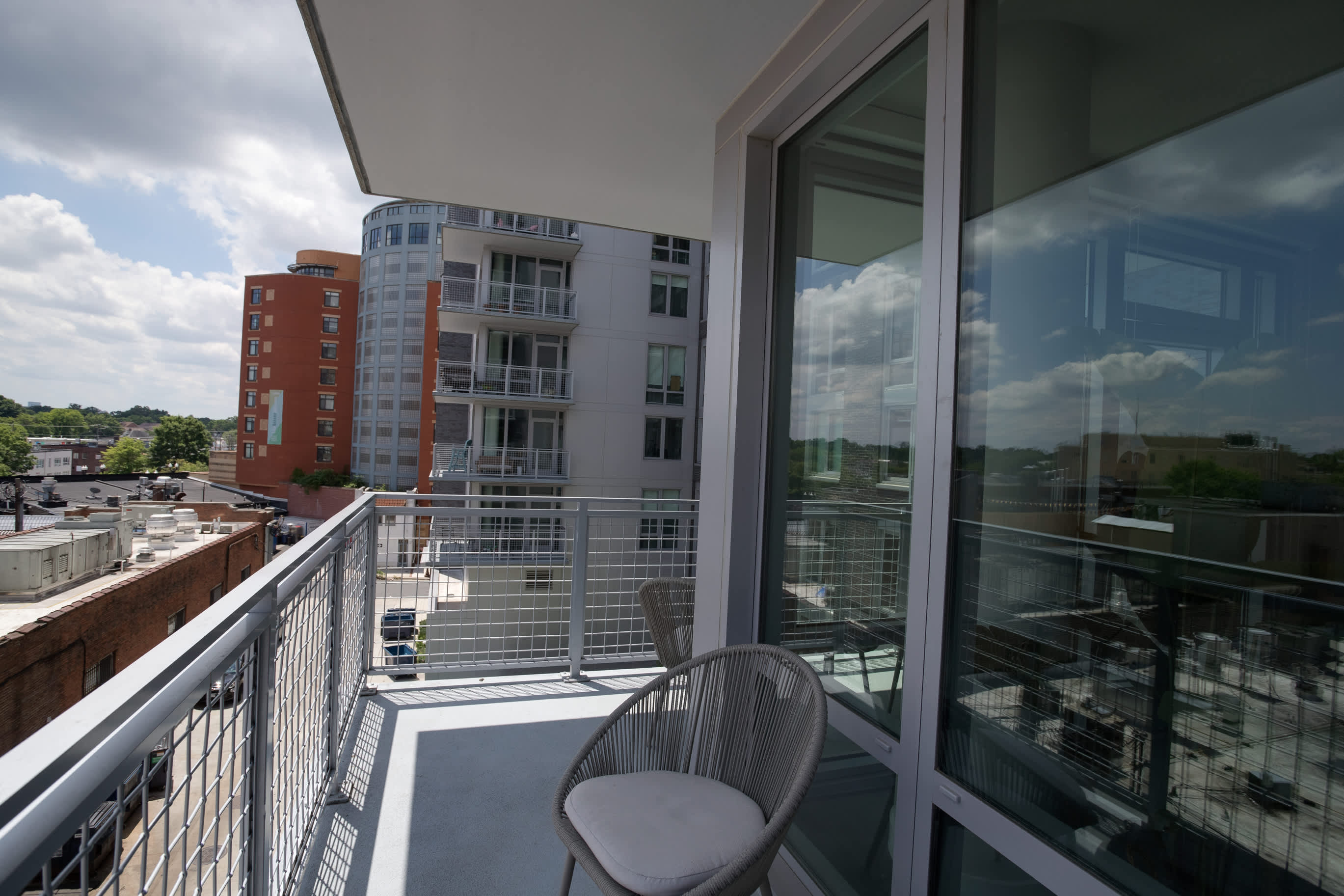 Metro-Connected Clarendon Stay - Photo 25