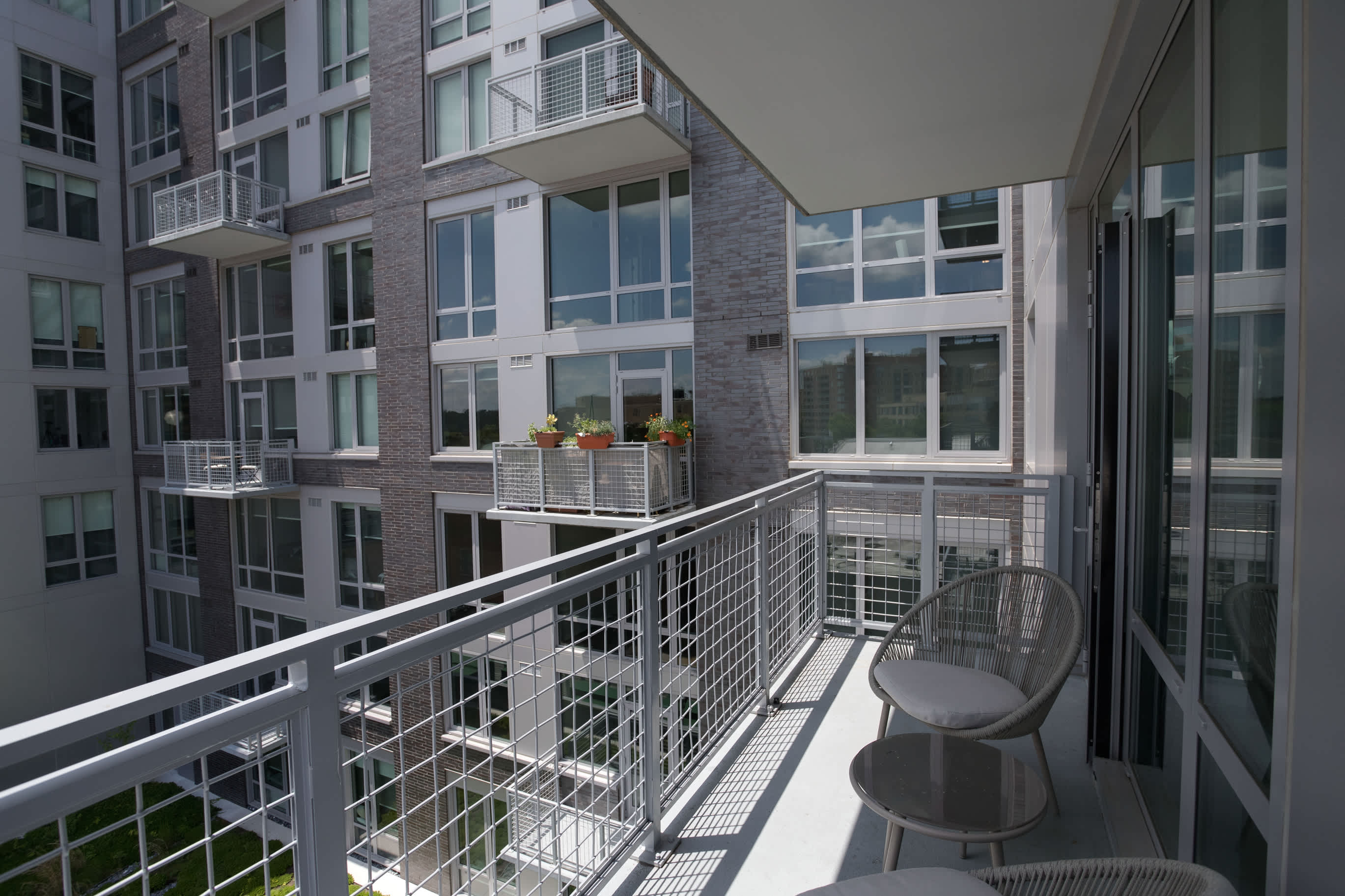 Metro-Connected Clarendon Stay - Photo 27