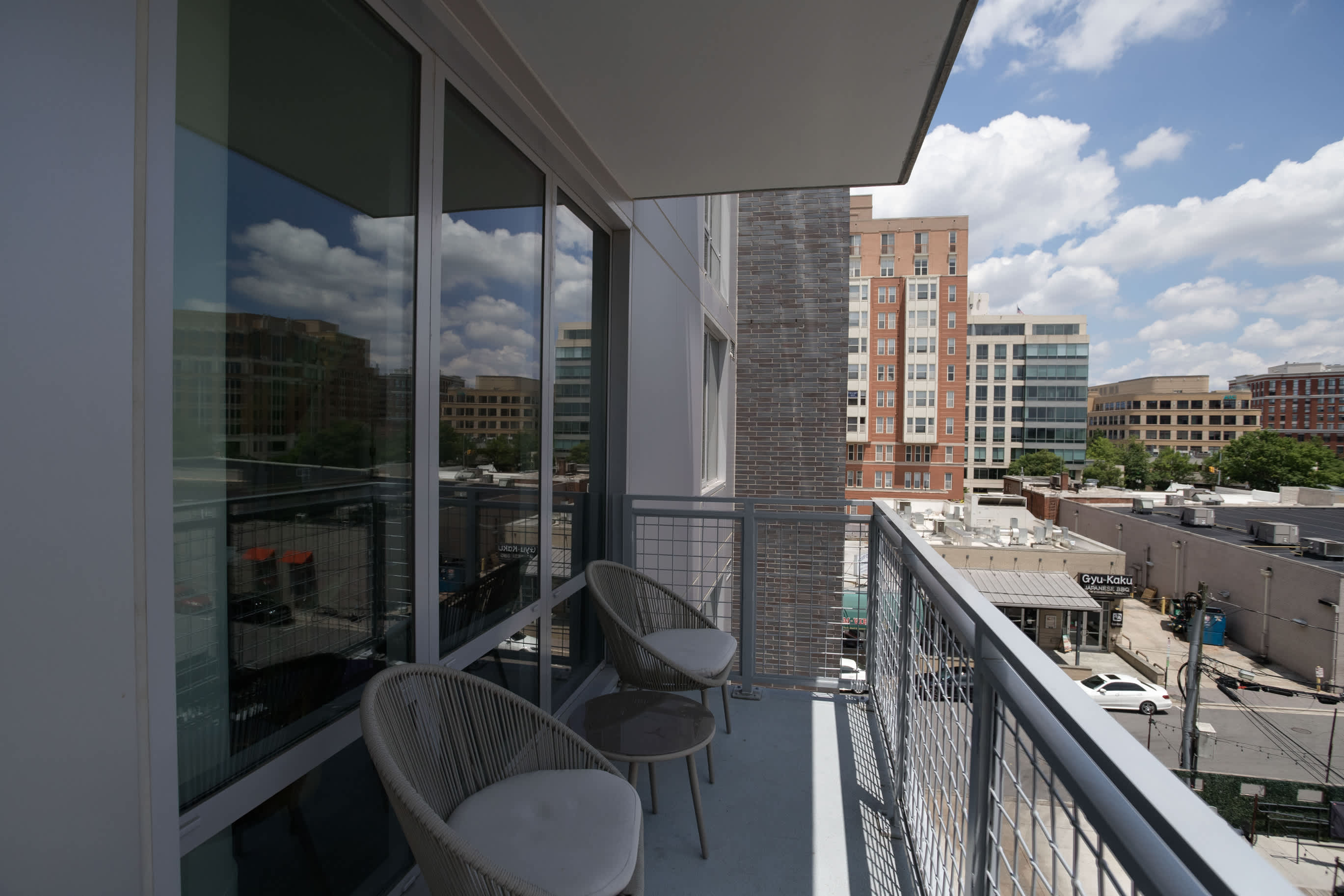 Metro-Connected Clarendon Stay - Photo 28