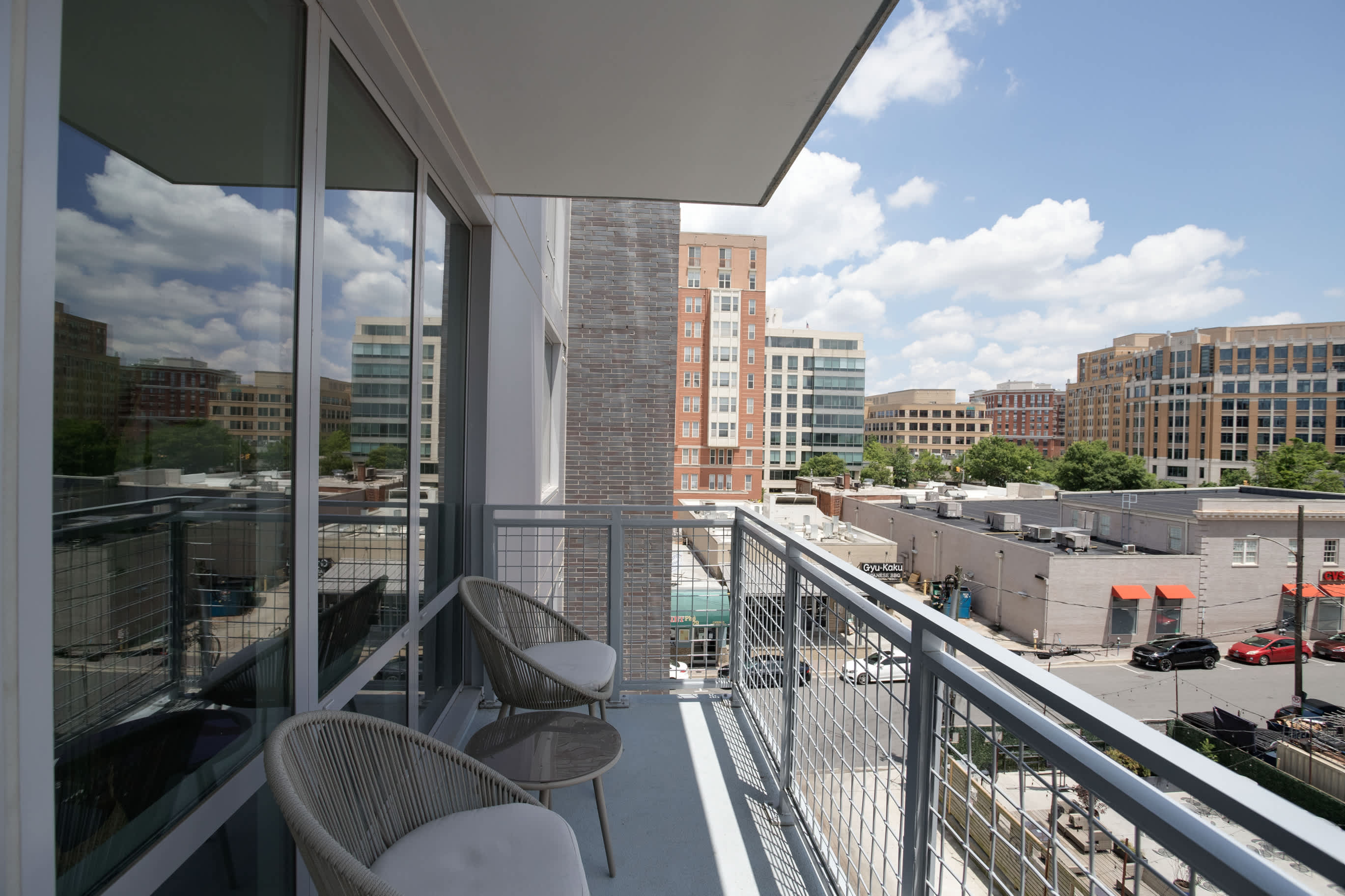 Metro-Connected Clarendon Stay - Photo 29