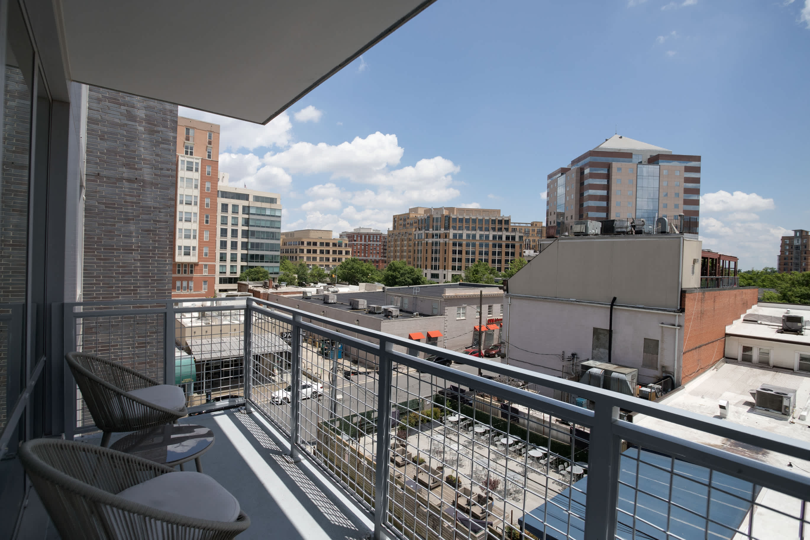 Metro-Connected Clarendon Stay - Photo 30