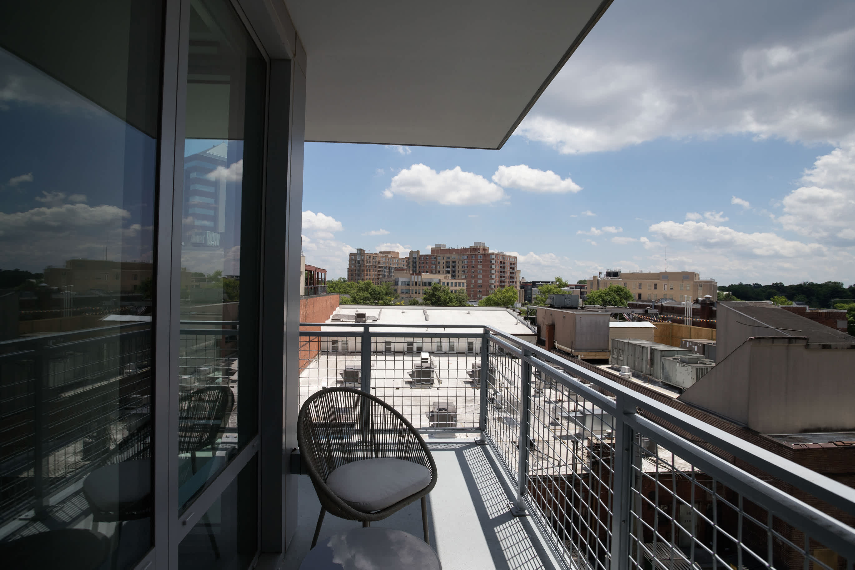 Metro-Connected Clarendon Stay - Photo 32