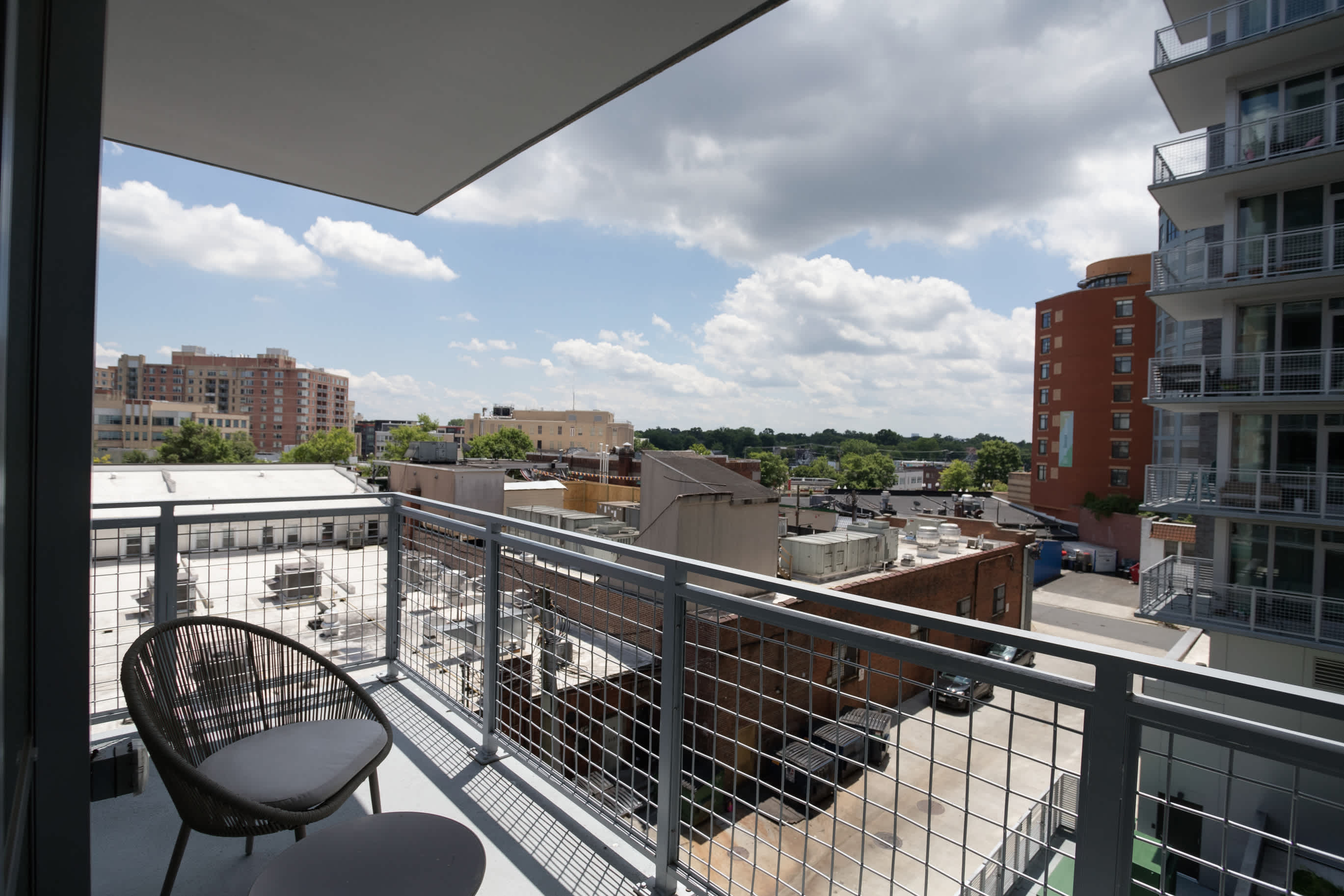 Metro-Connected Clarendon Stay - Photo 33