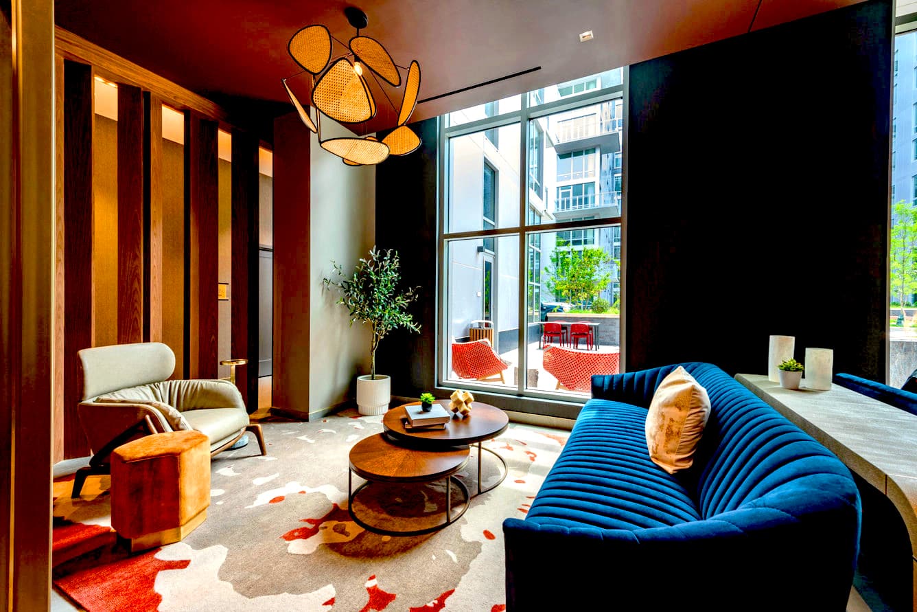 Metro-Connected Clarendon Stay - Photo 35