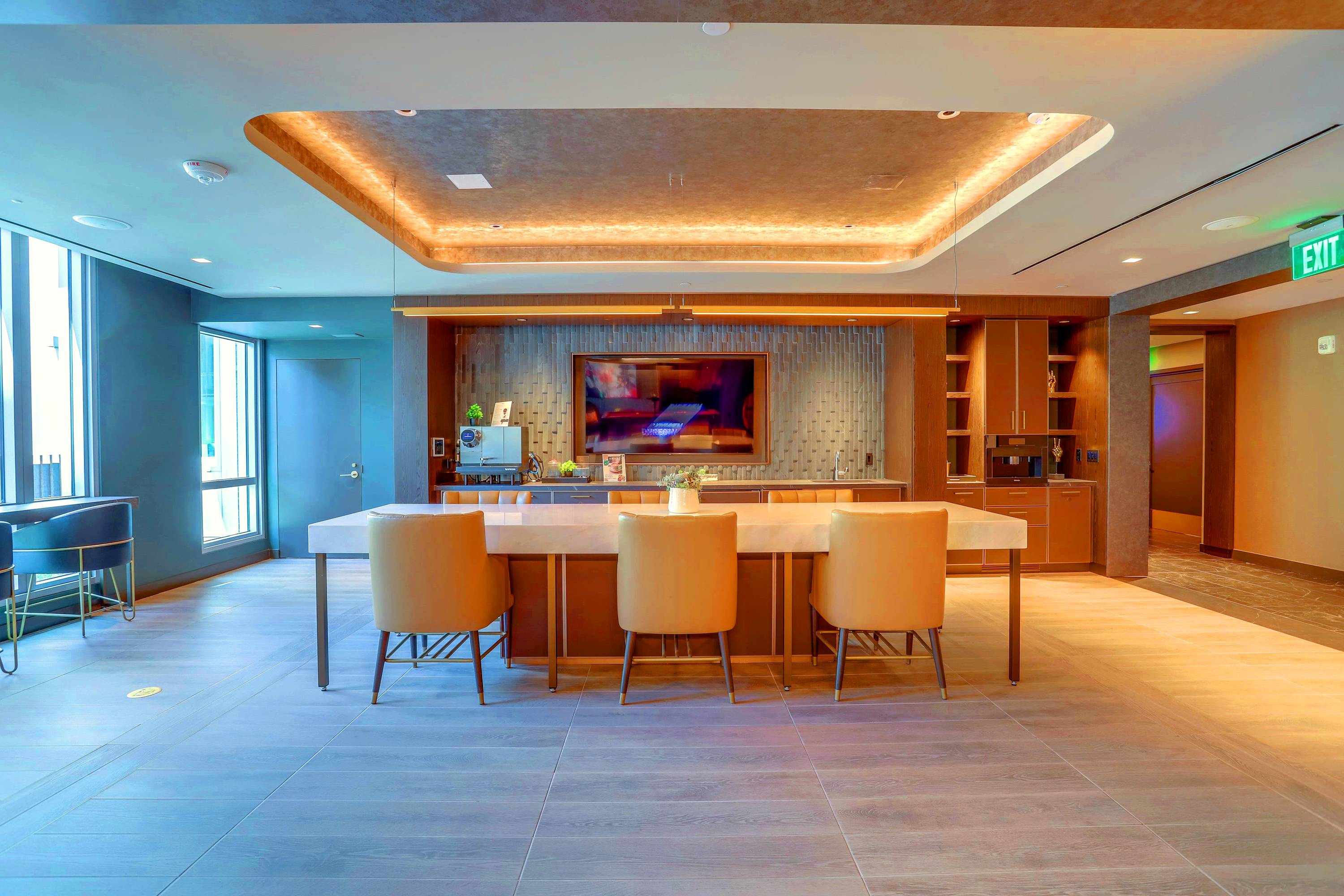 Metro-Connected Clarendon Stay - Photo 36