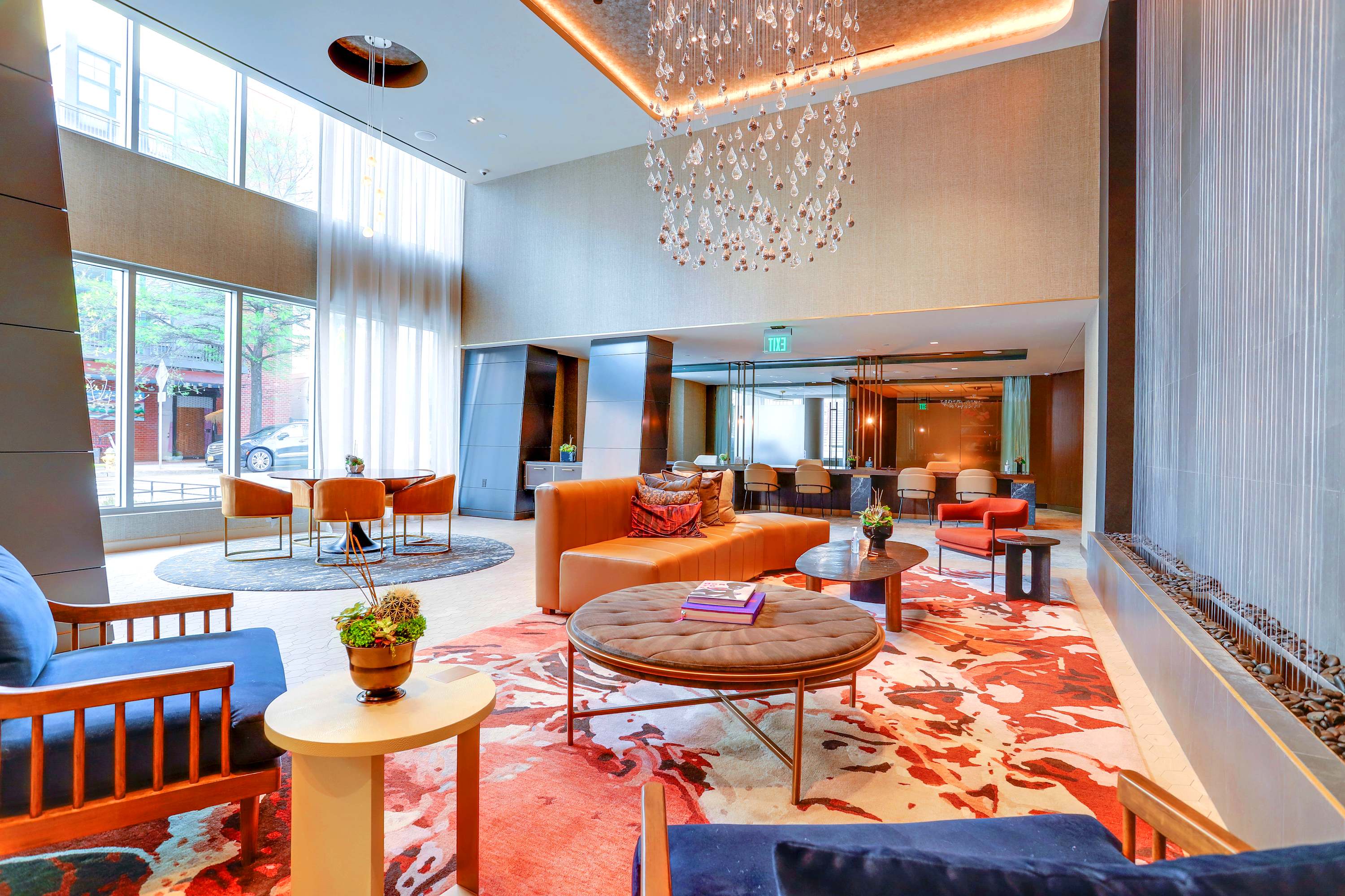 Metro-Connected Clarendon Stay - Photo 34