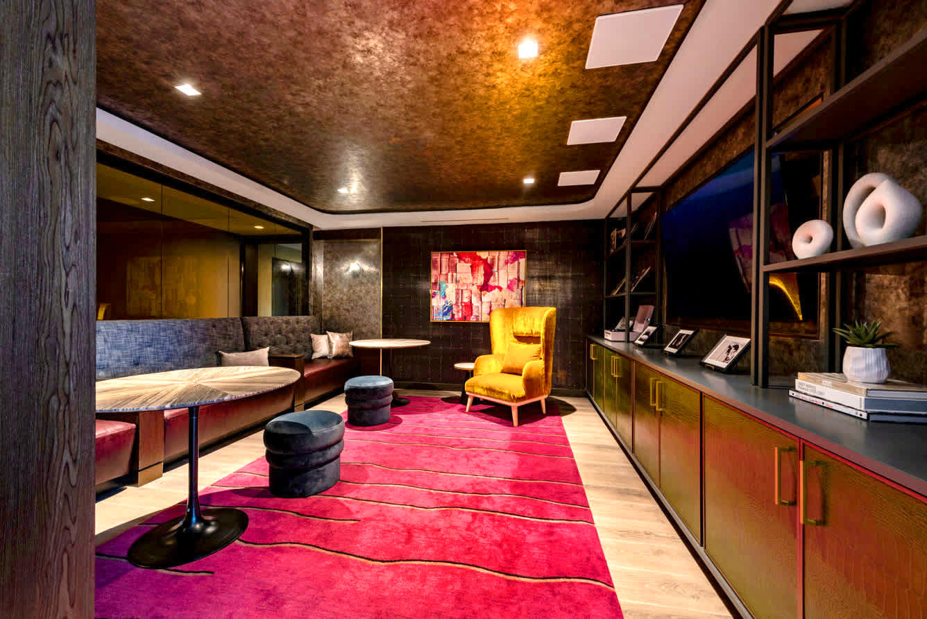 Metro-Connected Clarendon Stay - Photo 38