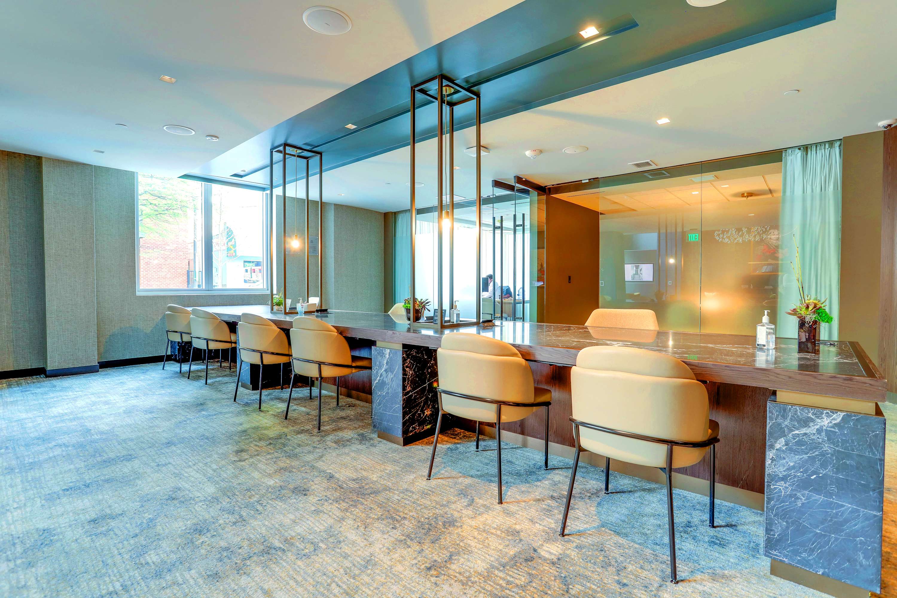 Metro-Connected Clarendon Stay - Photo 37