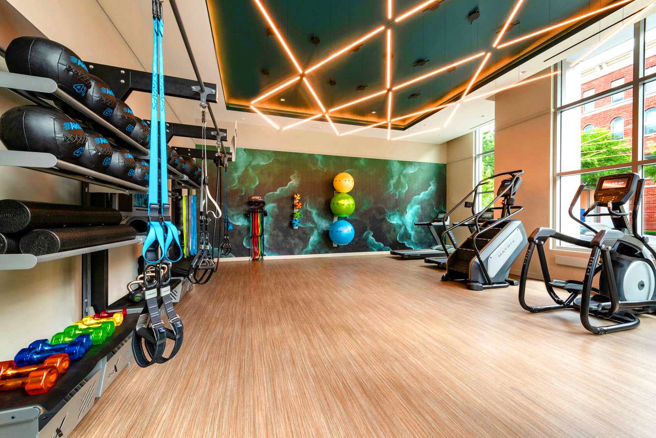 Metro-Connected Clarendon Stay - Photo 40