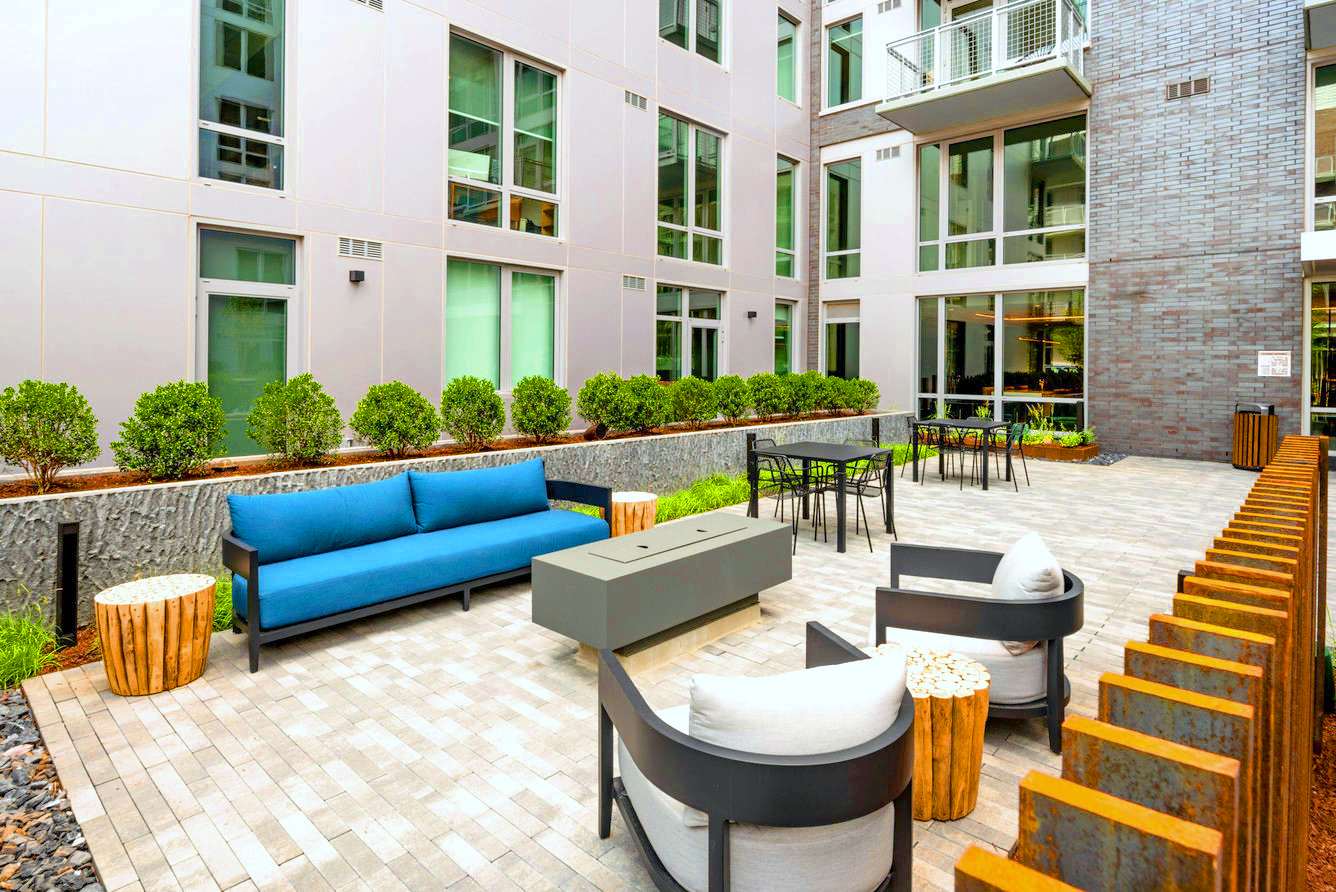 Metro-Connected Clarendon Stay - Photo 42