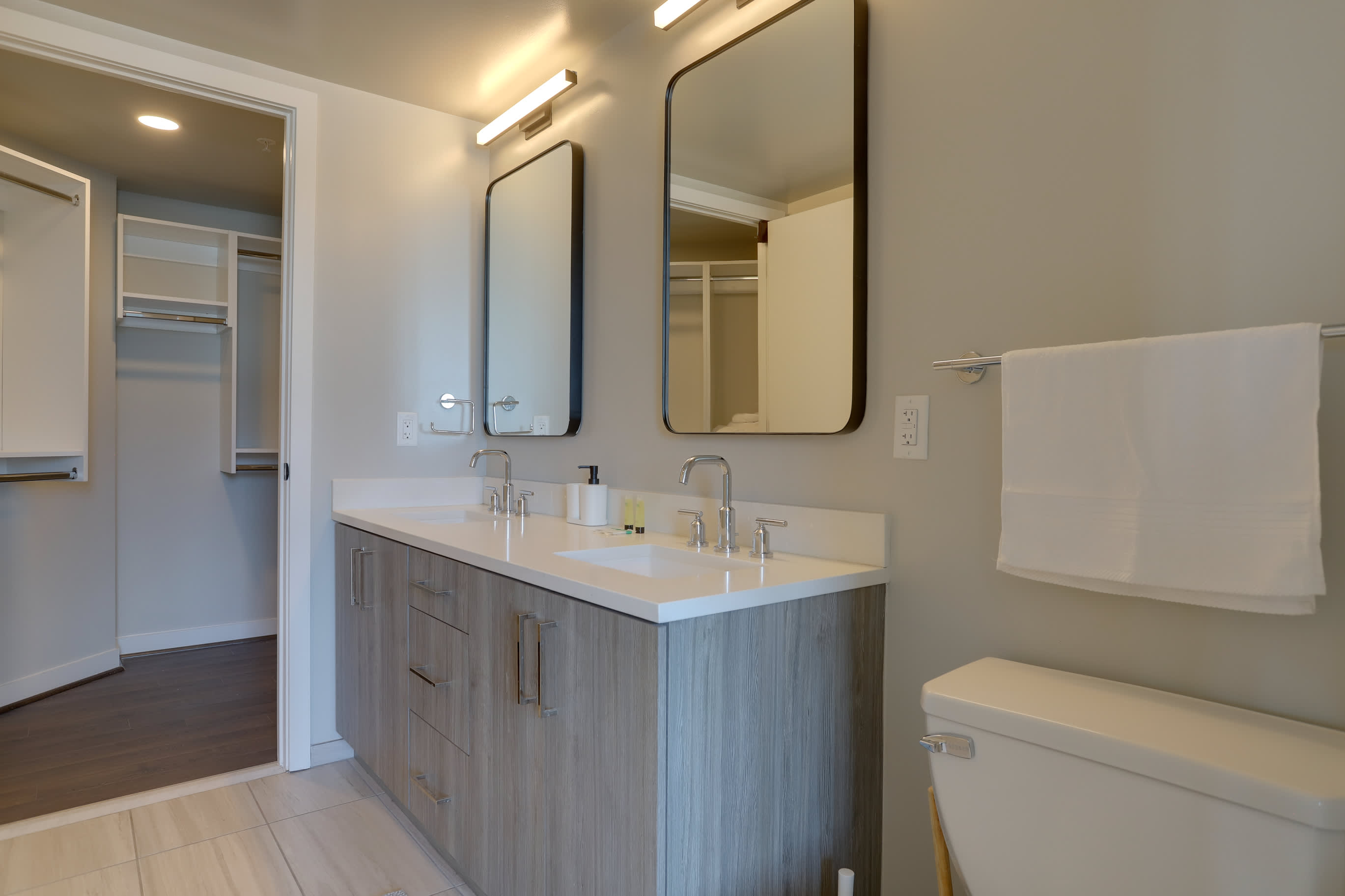 Metro-Connected Clarendon Stay - Photo 45