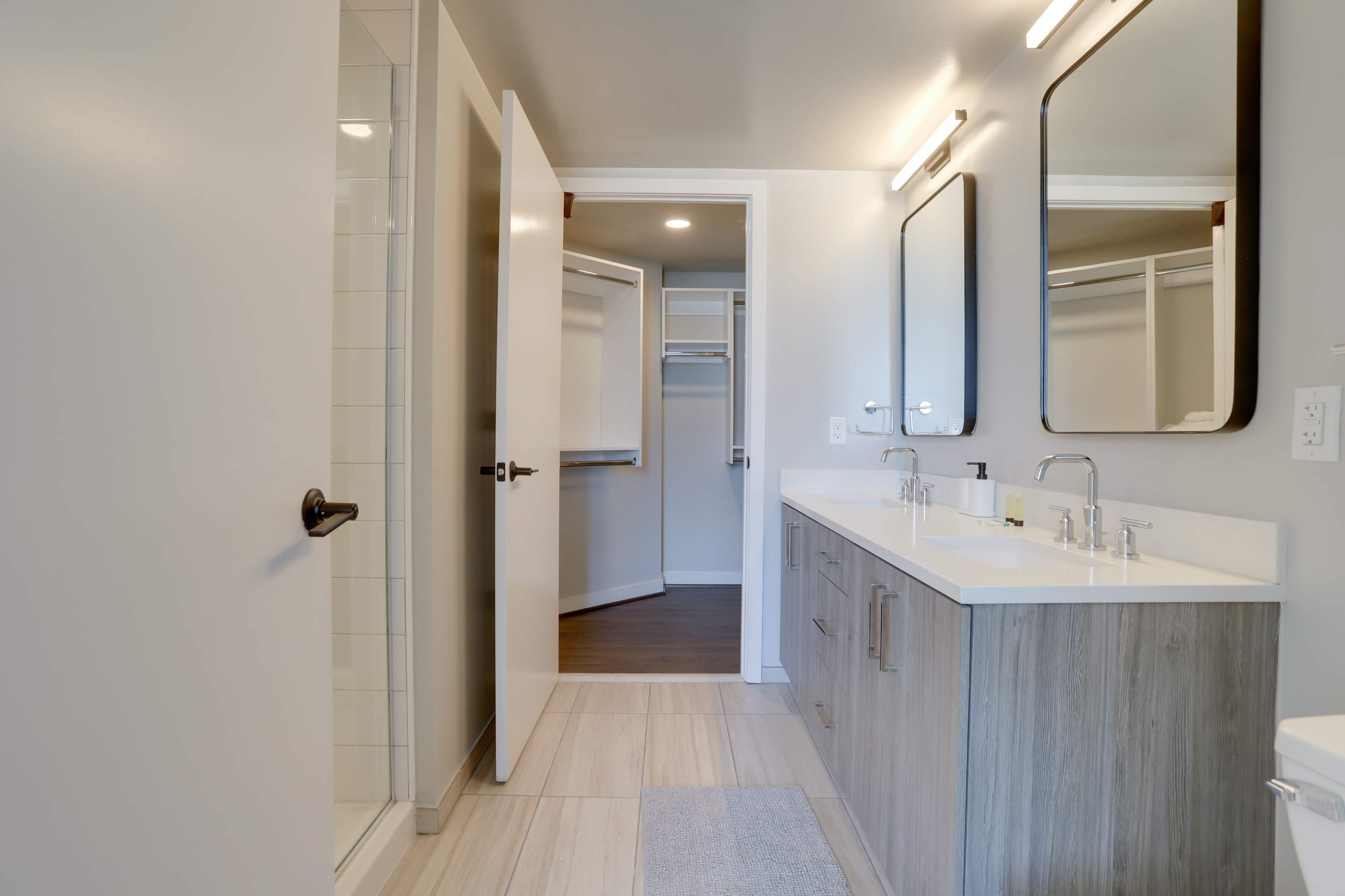 Metro-Connected Clarendon Stay - Photo 44