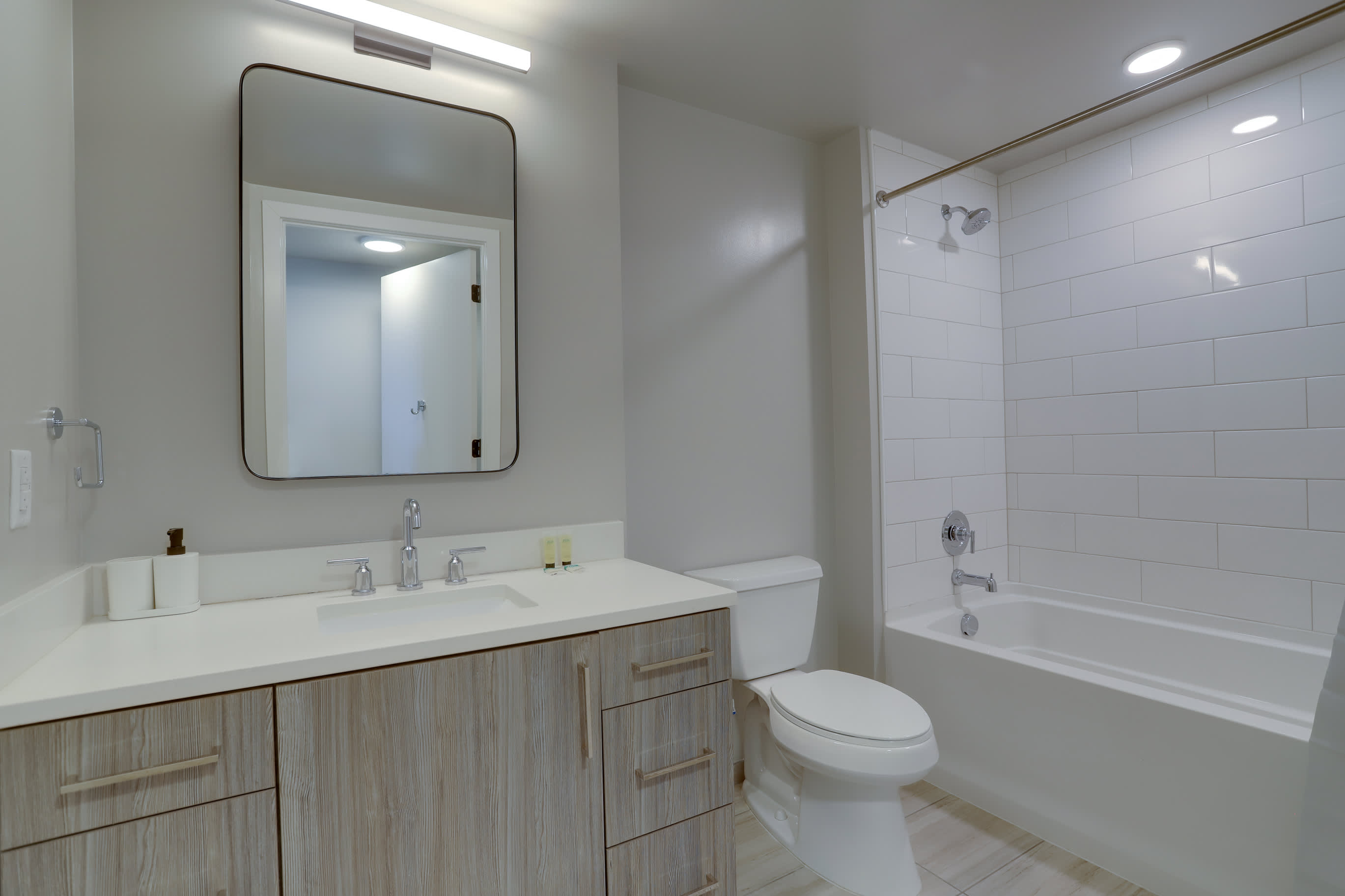 Metro-Connected Clarendon Stay - Photo 46