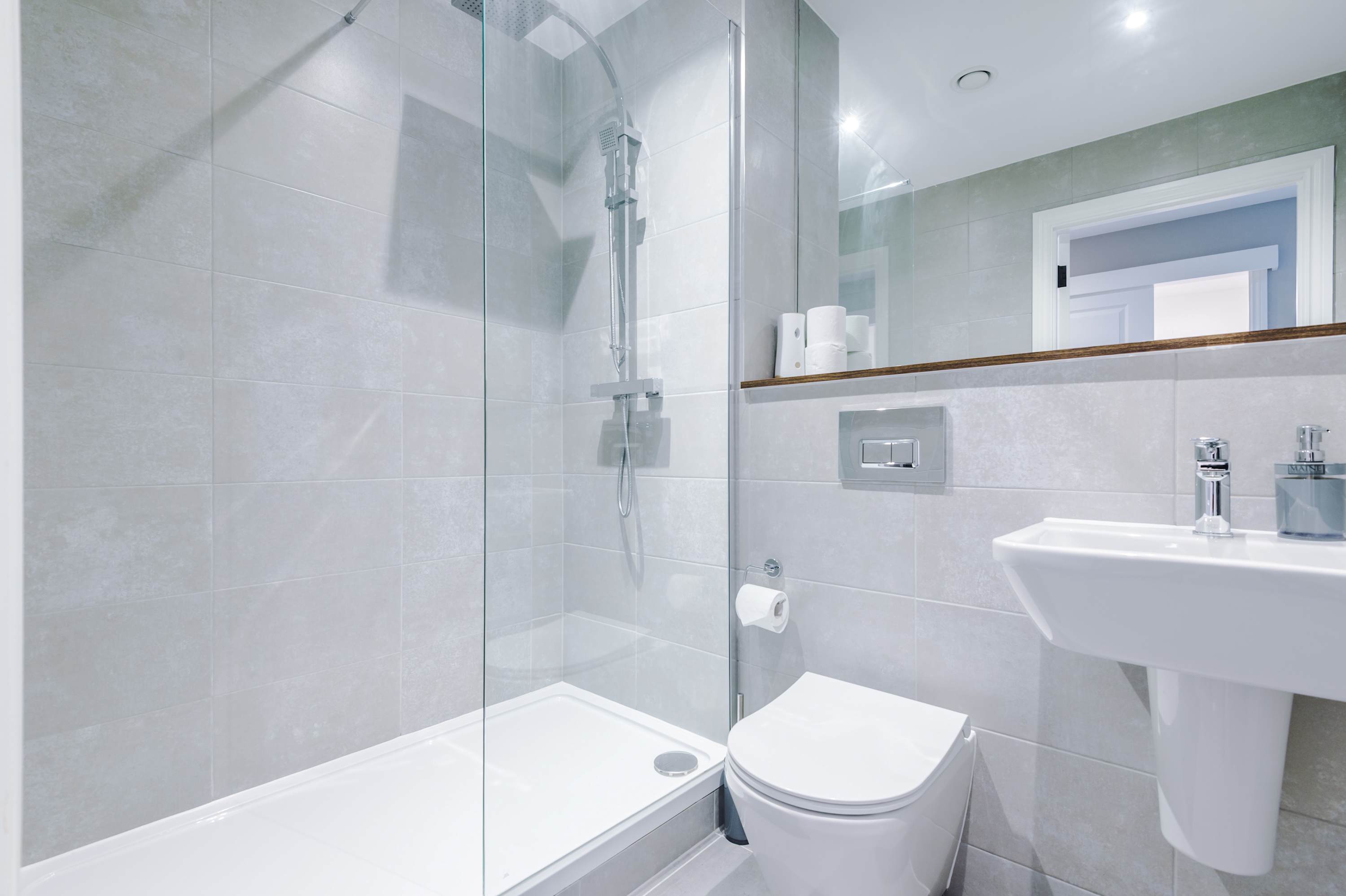 View Stylish City Centre Apartment in Whitehall Road LS12 1FG Stylish City Centre Apartment in Whitehall Road LS12 1FG - Property image 10 - VivreStays