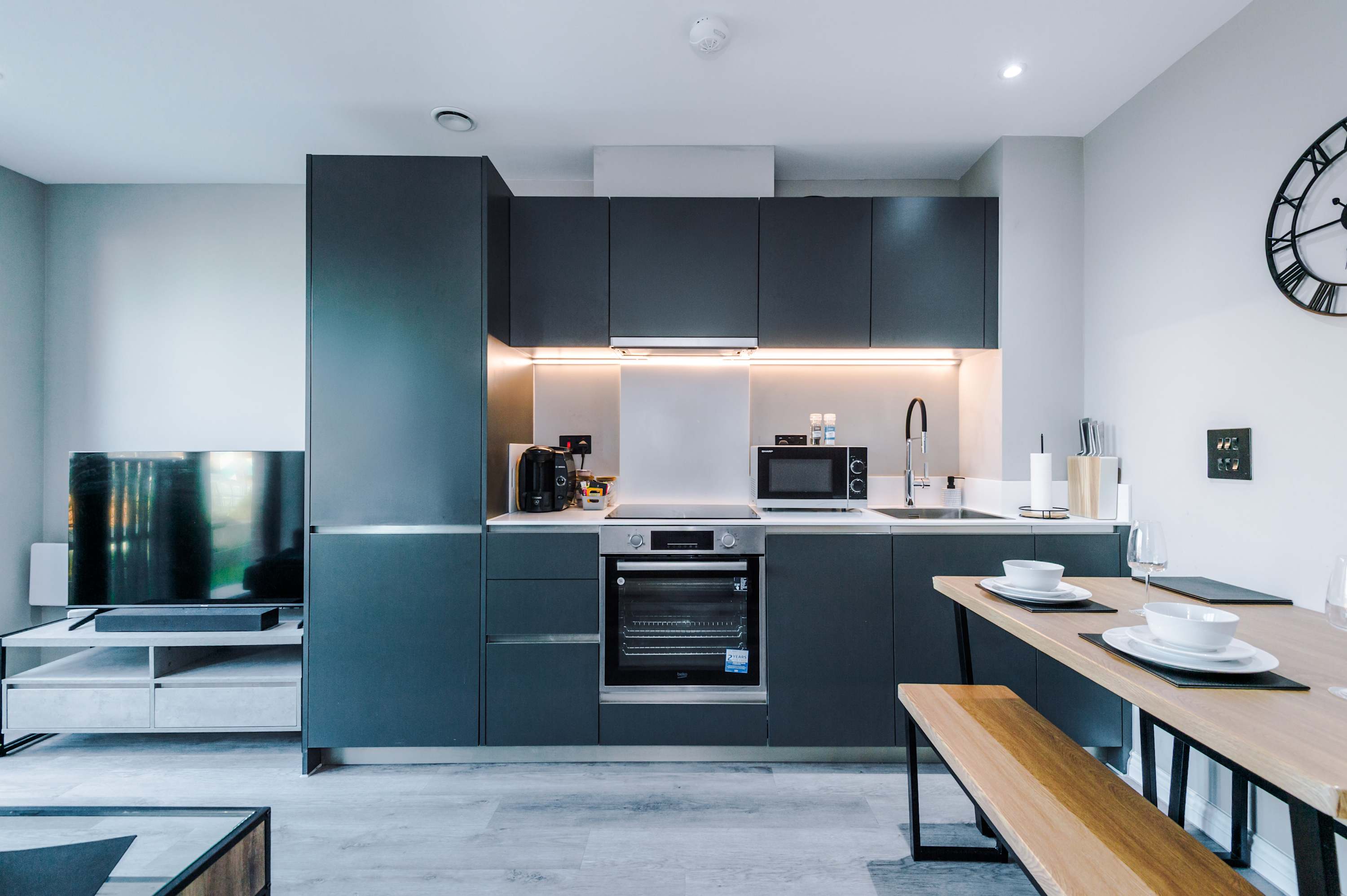 View Stylish City Centre Apartment in Whitehall Road LS12 1FG Stylish City Centre Apartment in Whitehall Road LS12 1FG - Property image 3 - VivreStays