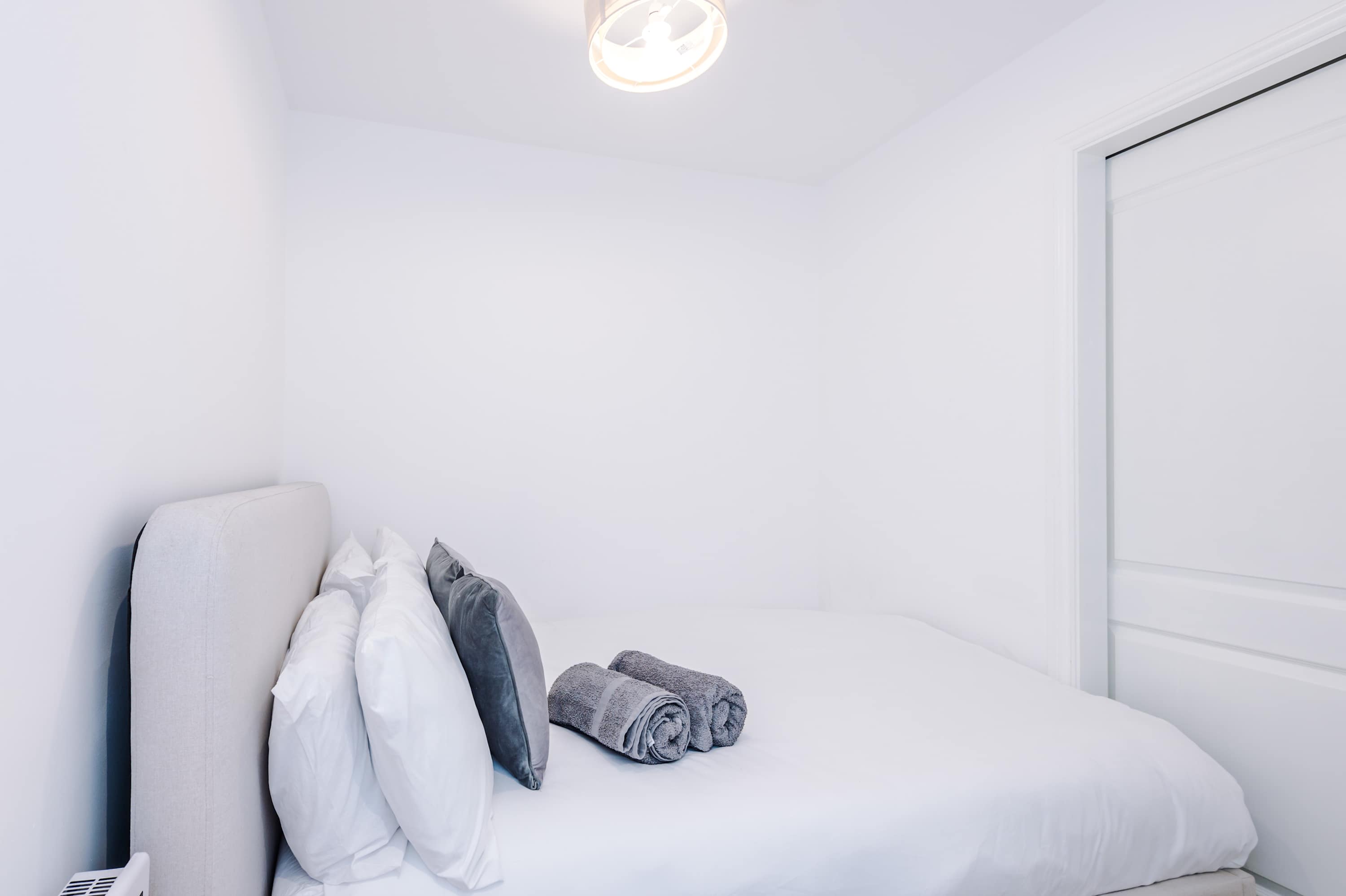 View Stylish City Centre Apartment in Whitehall Road LS12 1FG Stylish City Centre Apartment in Whitehall Road LS12 1FG - Property image 12 - VivreStays