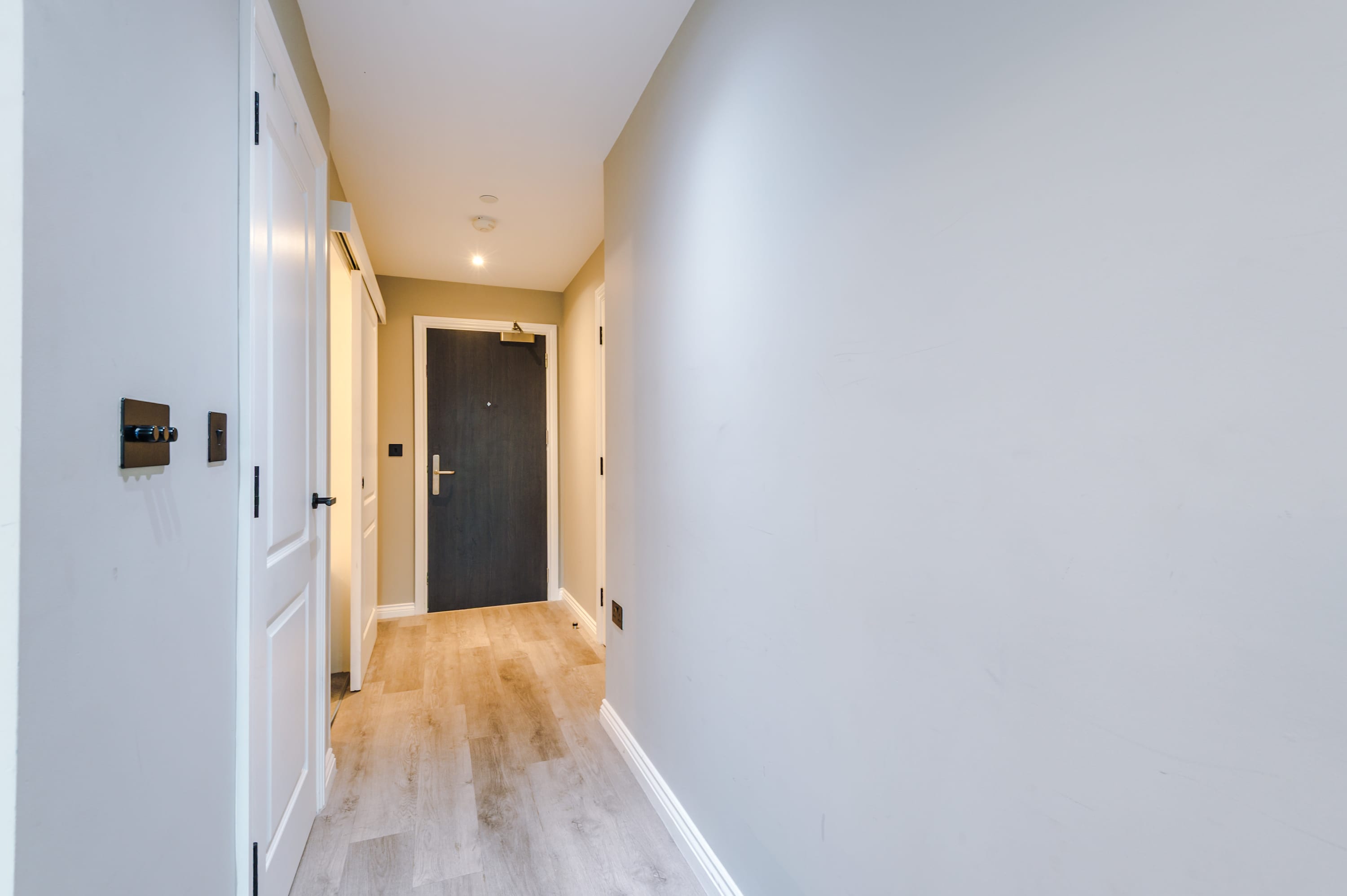 View Stylish City Centre Apartment in Whitehall Road LS12 1FG Stylish City Centre Apartment in Whitehall Road LS12 1FG - Property image 18 - VivreStays